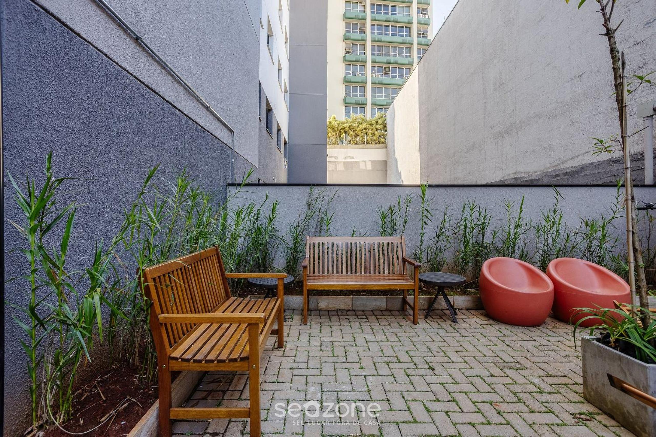 Complete stay with pool, near the metro and Praça da Sé – APS