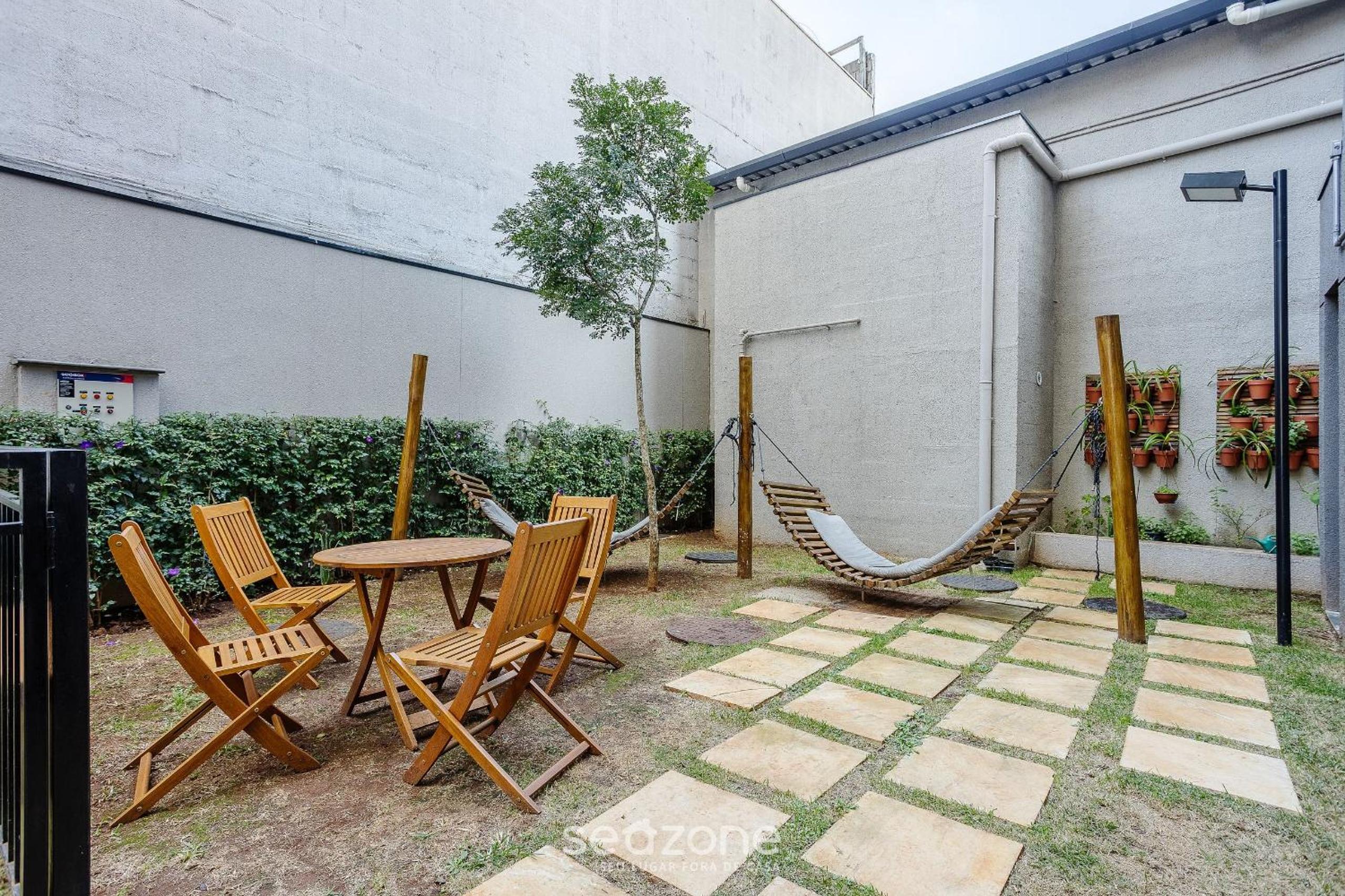 Complete stay with pool, near the metro and Praça da Sé – APS