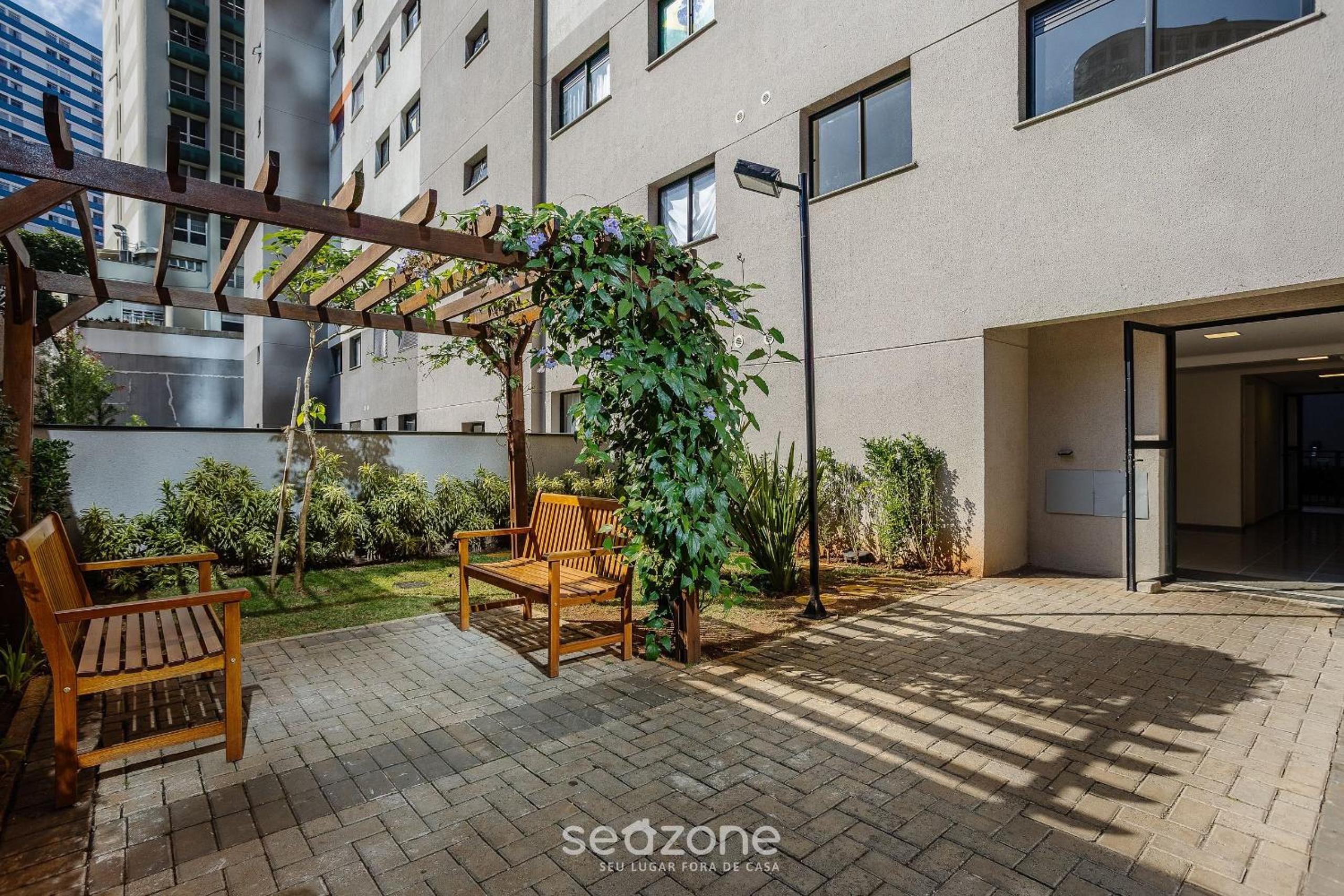 Complete stay with pool, near the metro and Praça da Sé – APS