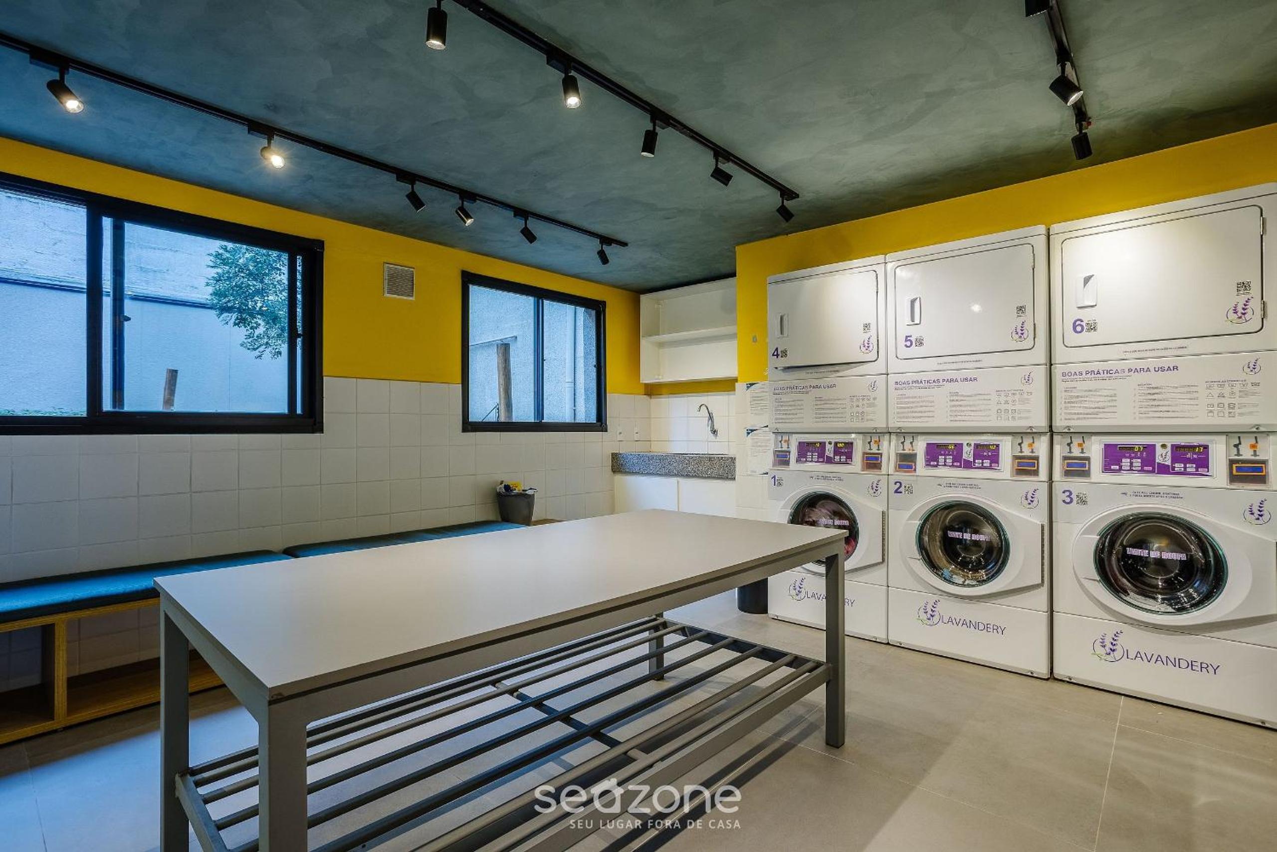 Complete stay with pool, near the metro and Praça da Sé – APS