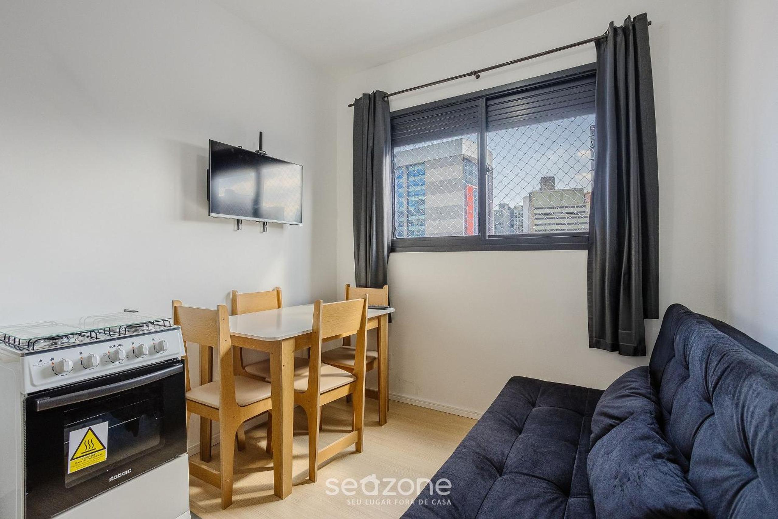 Complete stay with pool, near the metro and Praça da Sé – APS