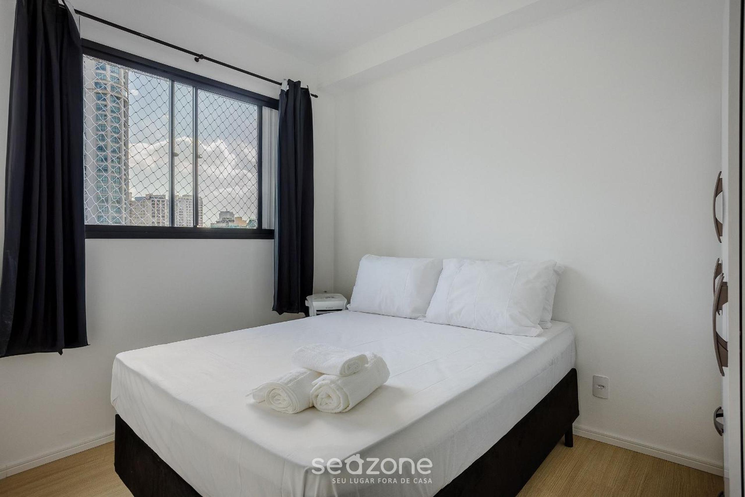 Complete stay with pool, near the metro and Praça da Sé – APS