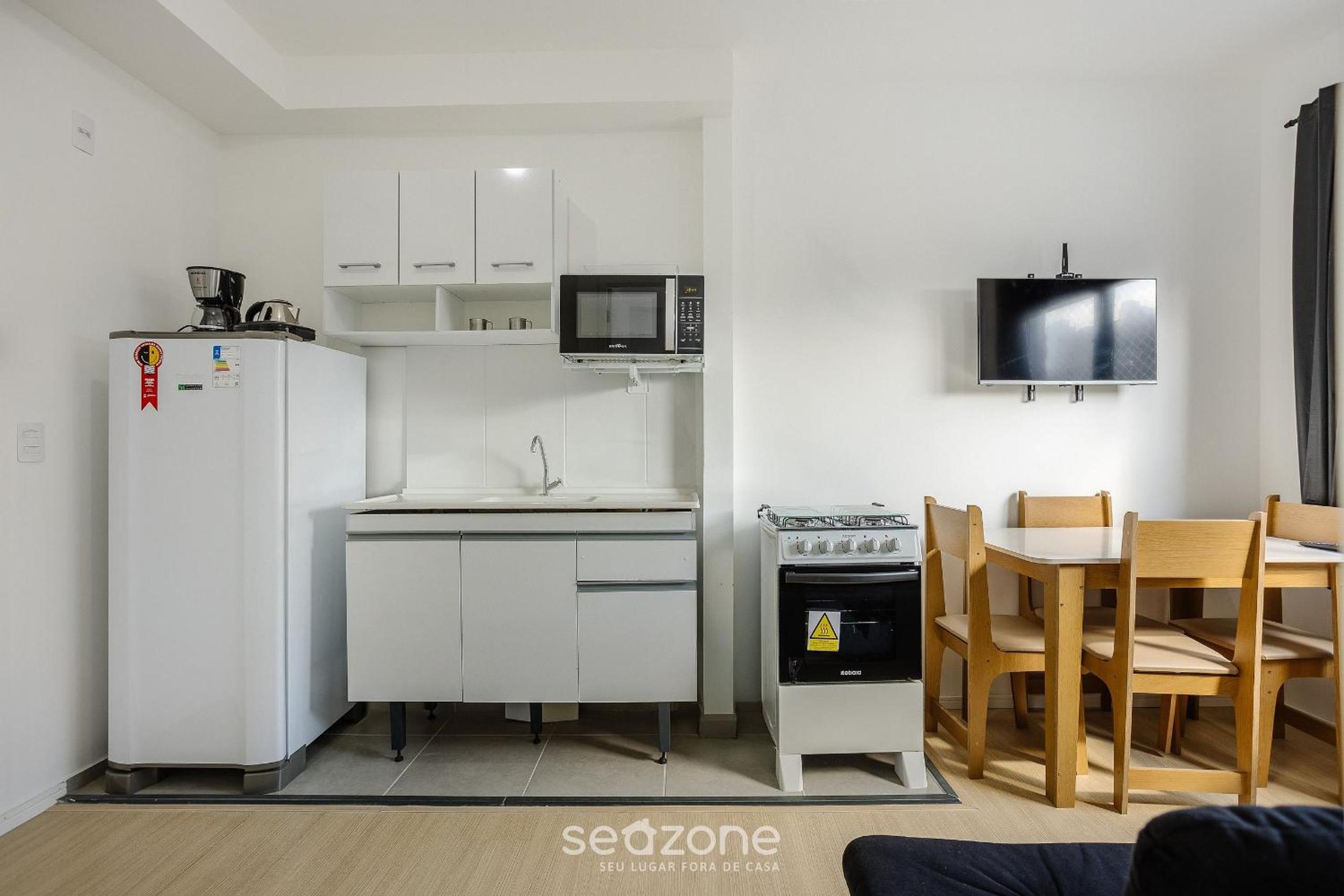 Complete stay with pool, near the metro and Praça da Sé – APS