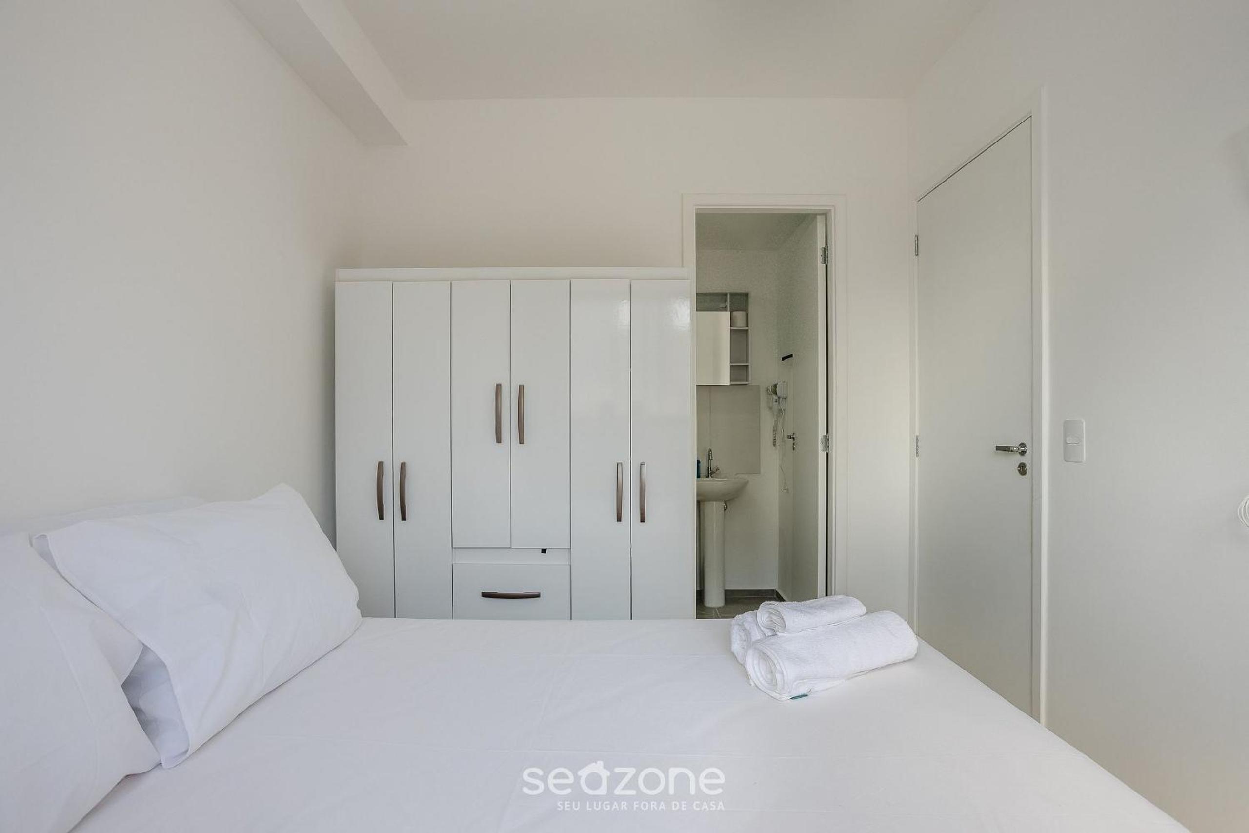 Complete stay with pool, near the metro and Praça da Sé – APS