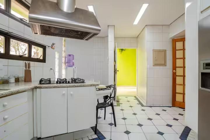 Quarto privativo 5 min metrô, próx 25 de março Piscina e churrasqueira
