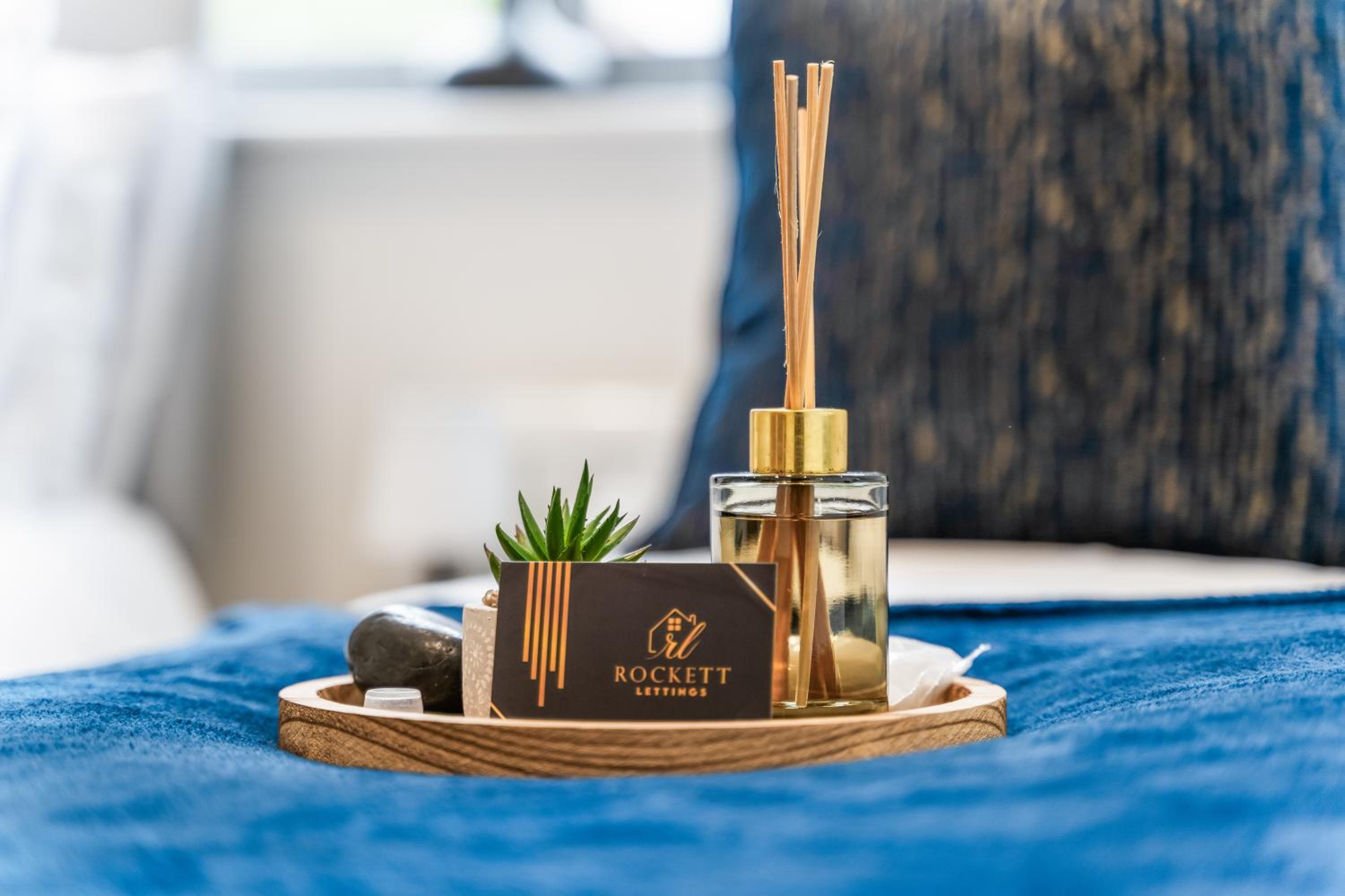 Azure Signature Suite, Leicester City Centre Apartment,Sofa Bed , Netflix, WiFi Parking