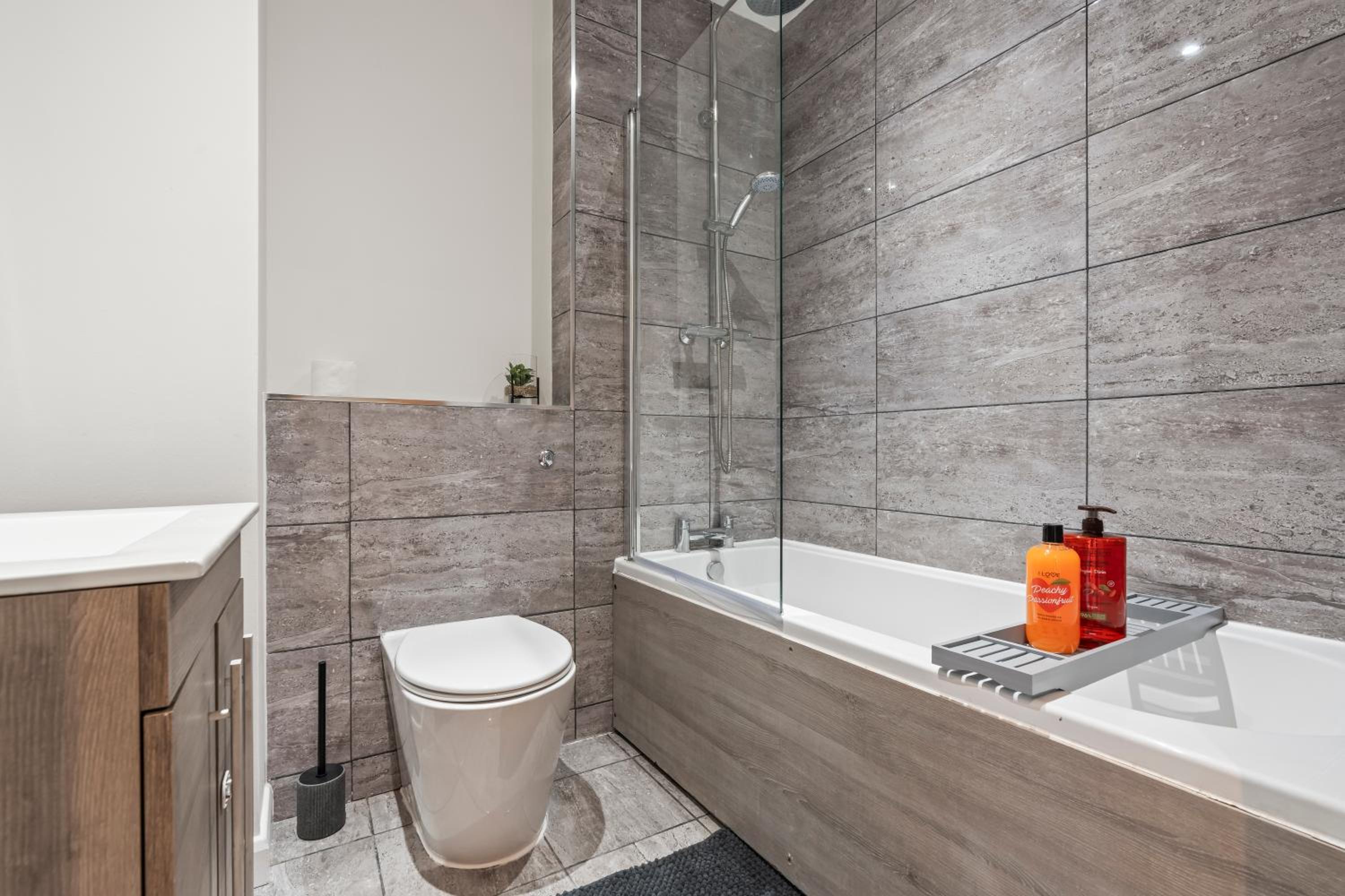 Azure Signature Suite, Leicester City Centre Apartment,Sofa Bed , Netflix, WiFi Parking