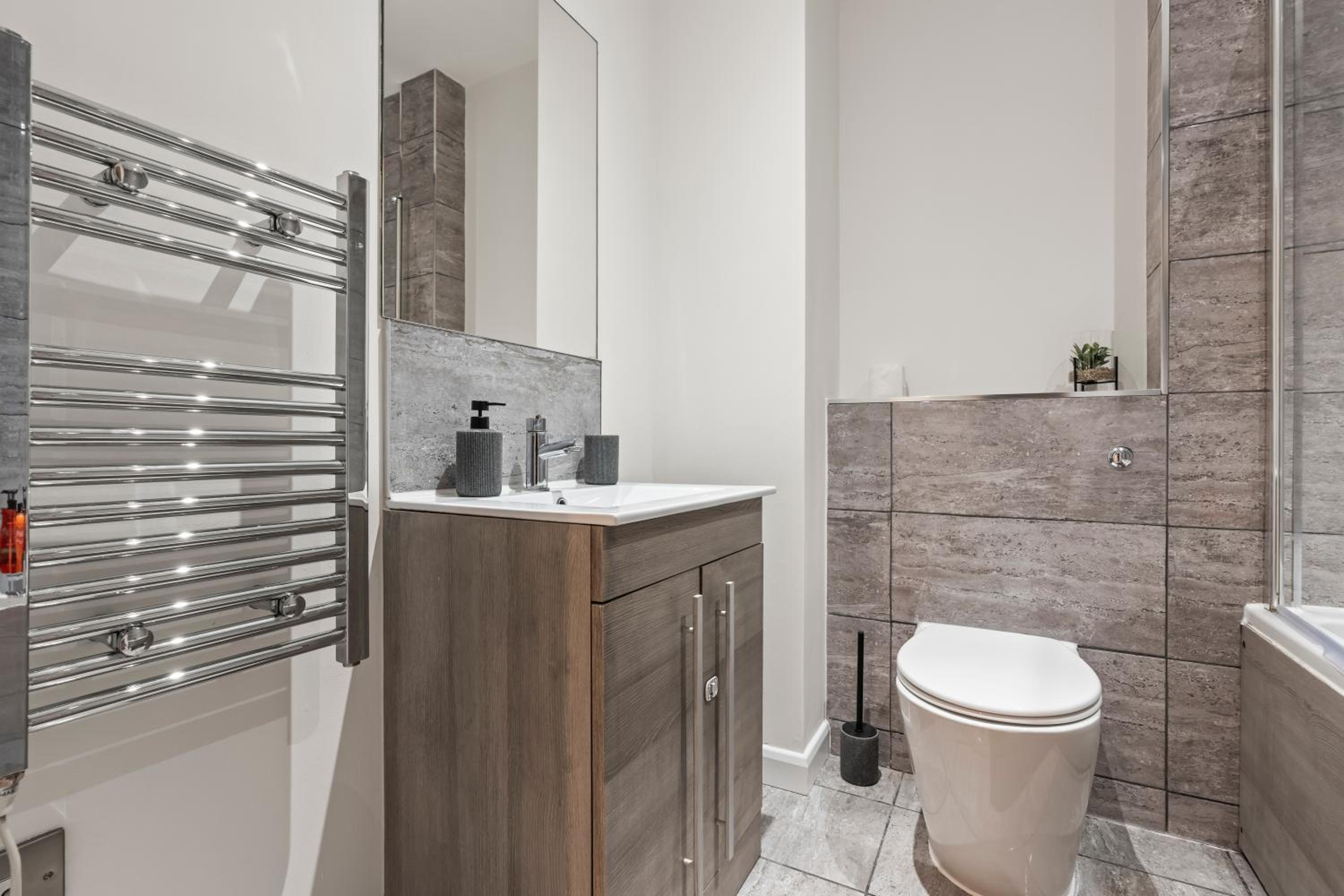 Azure Signature Suite, Leicester City Centre Apartment,Sofa Bed , Netflix, WiFi Parking