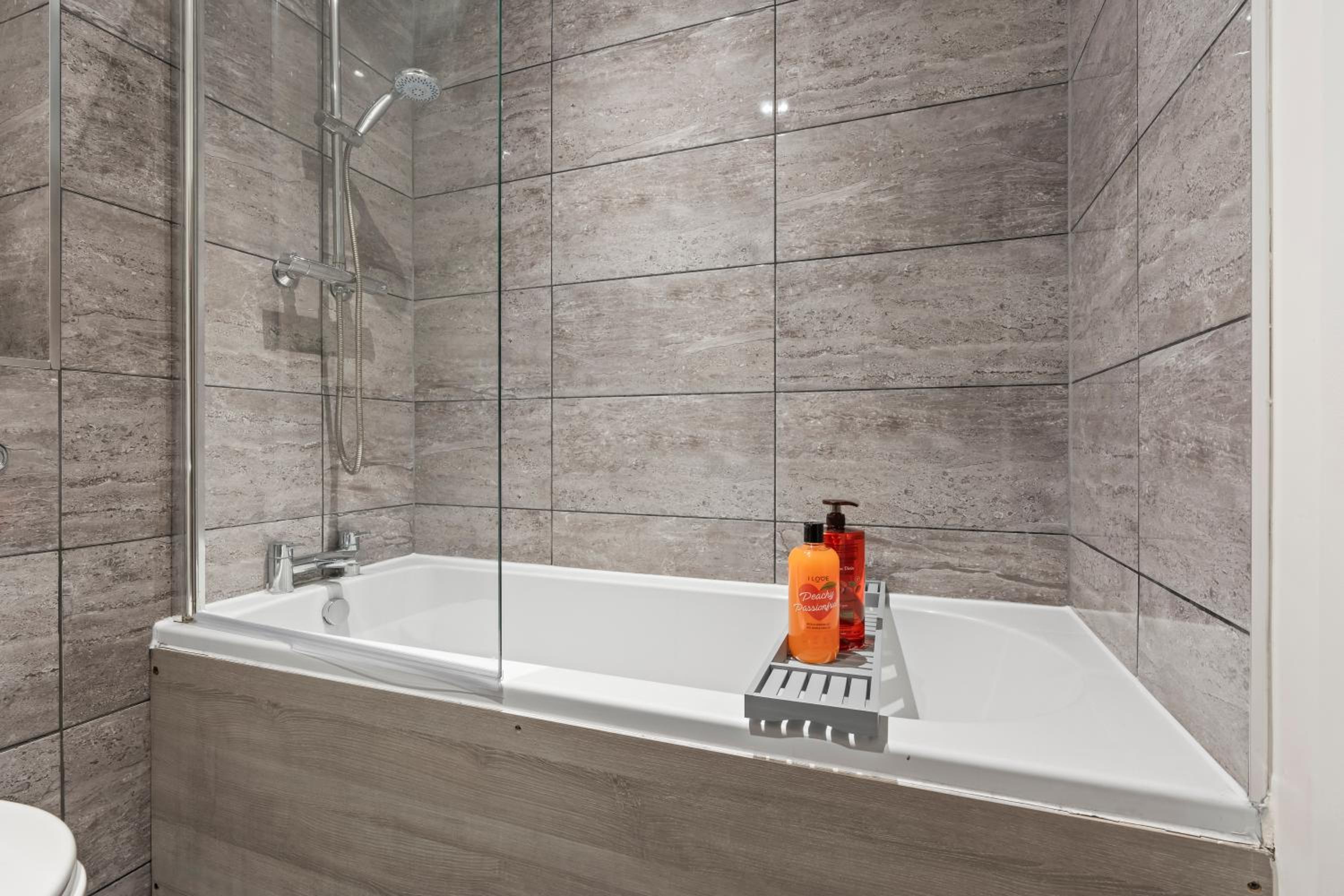 Azure Signature Suite, Leicester City Centre Apartment,Sofa Bed , Netflix, WiFi Parking