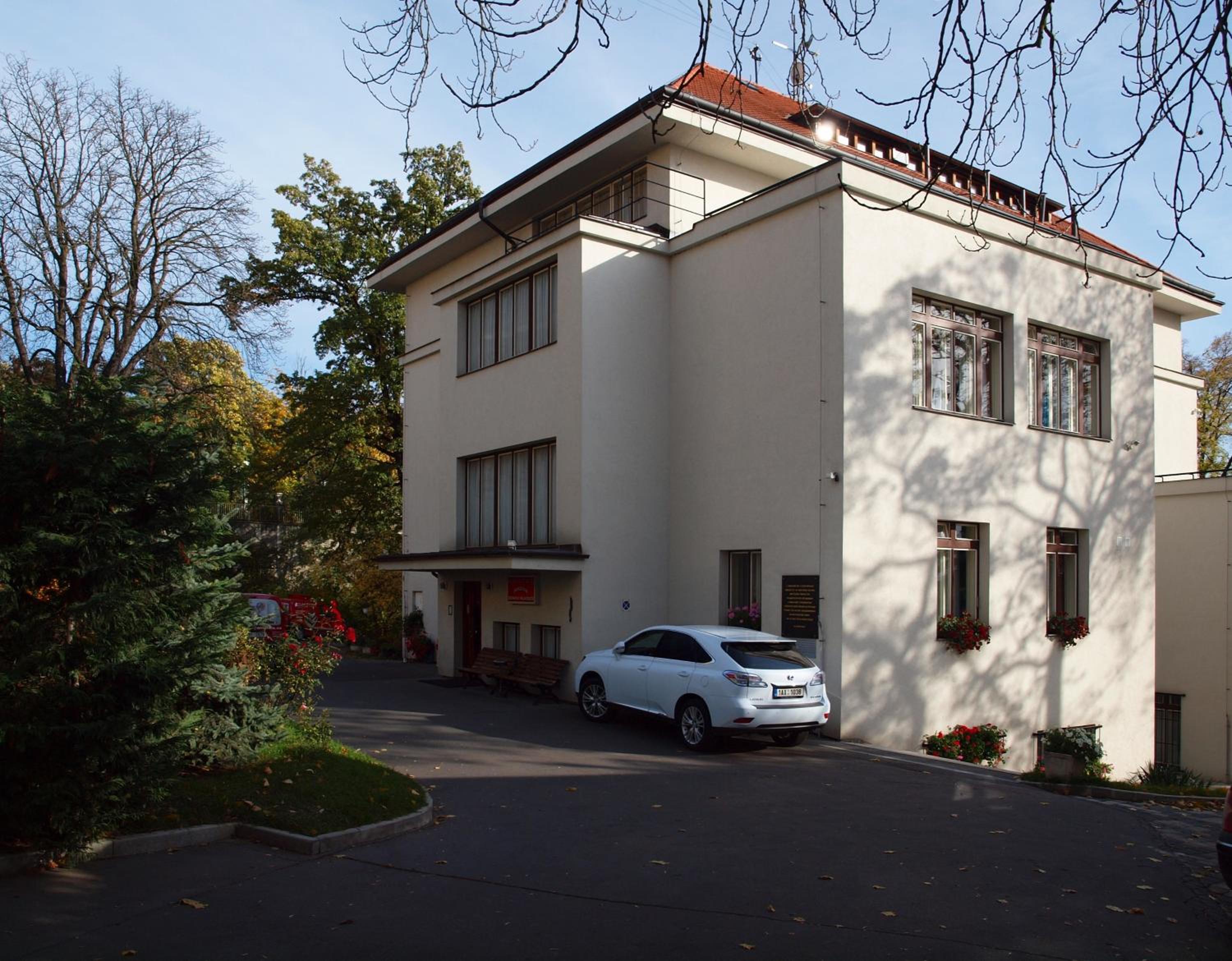 Residence Dykova - former Pension Jana, Domov Mládeže