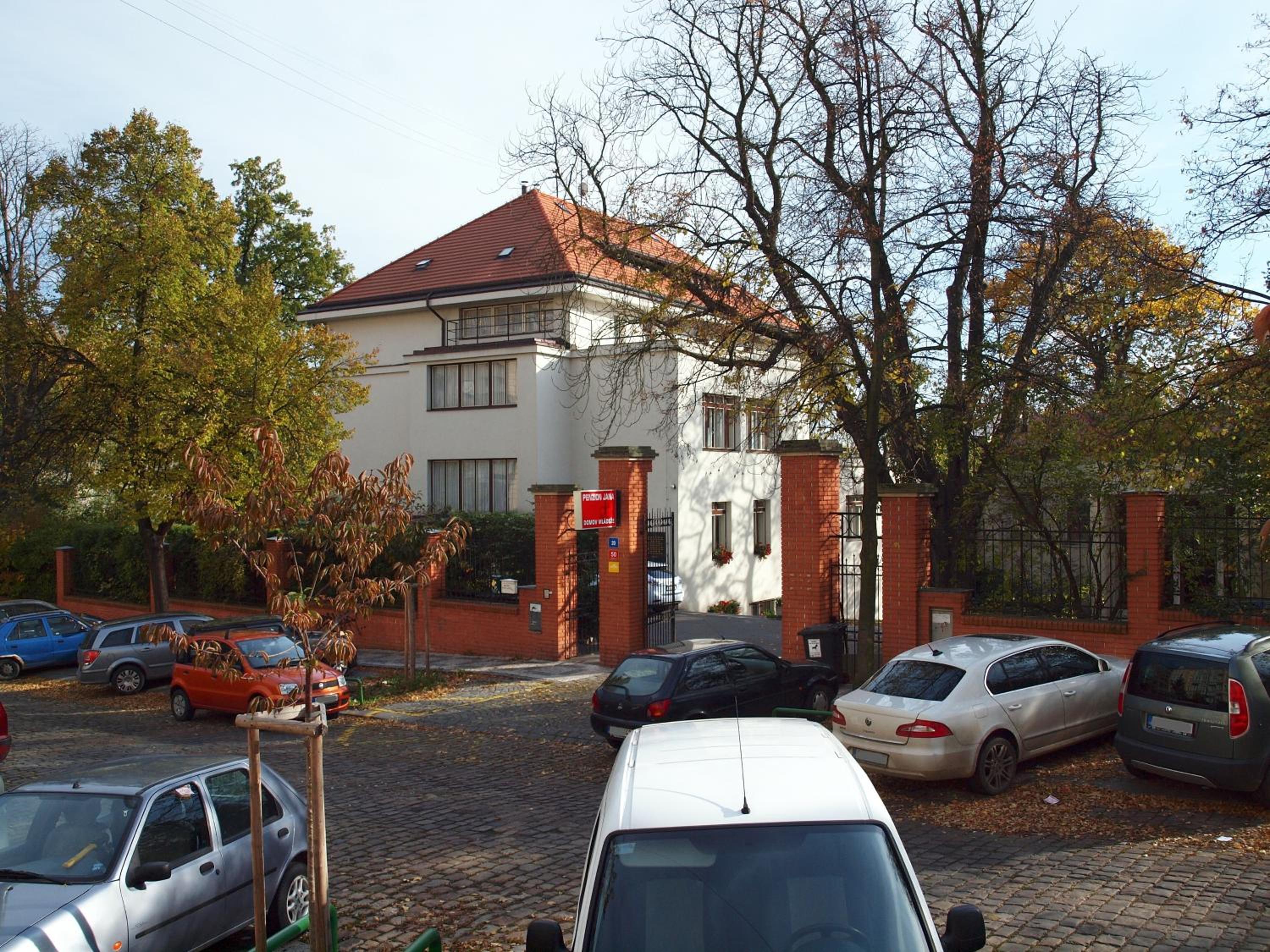 Residence Dykova - former Pension Jana, Domov Mládeže