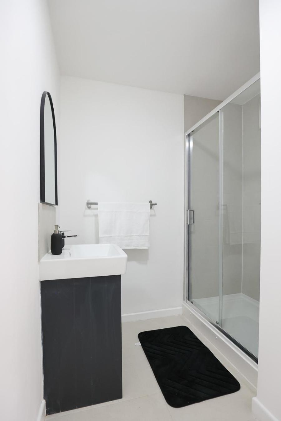 1-Bed Apt, Sofa Bed & Kitchen