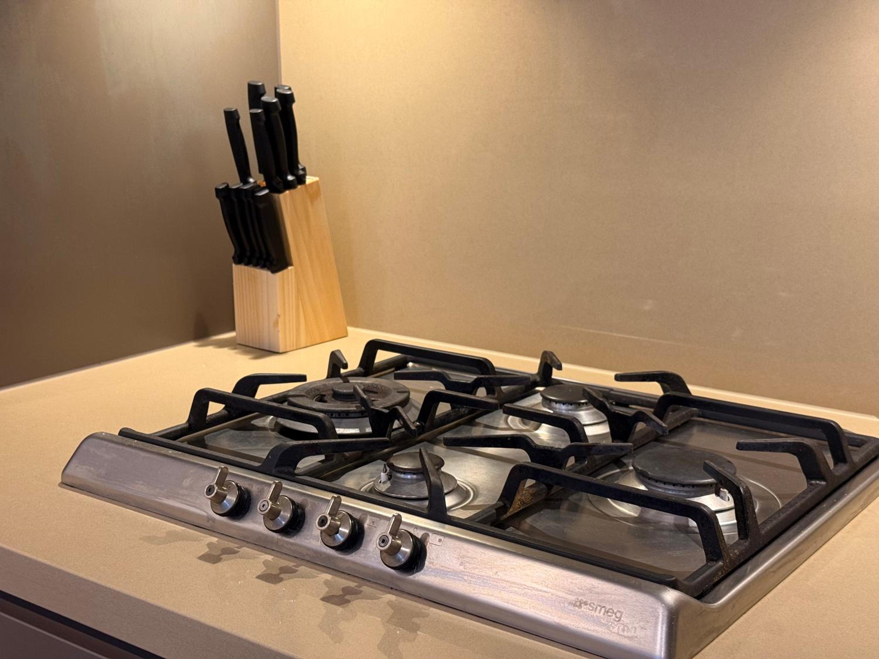 High Ceiling 6 Beds Private Garden Oasis 1min to Stadiums & Parking