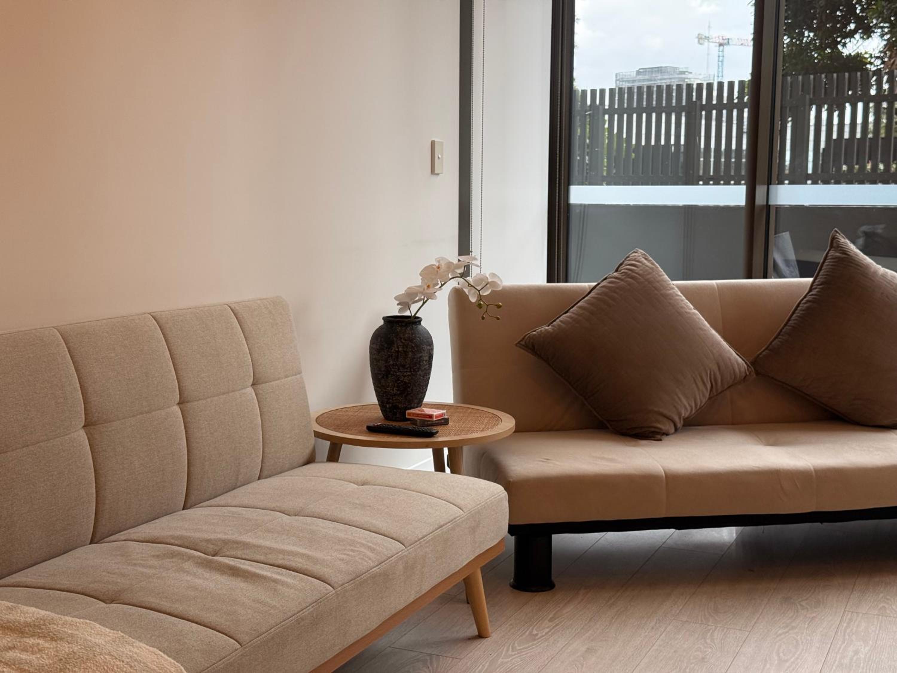 High Ceiling 6 Beds Private Garden Oasis 1min to Stadiums & Parking
