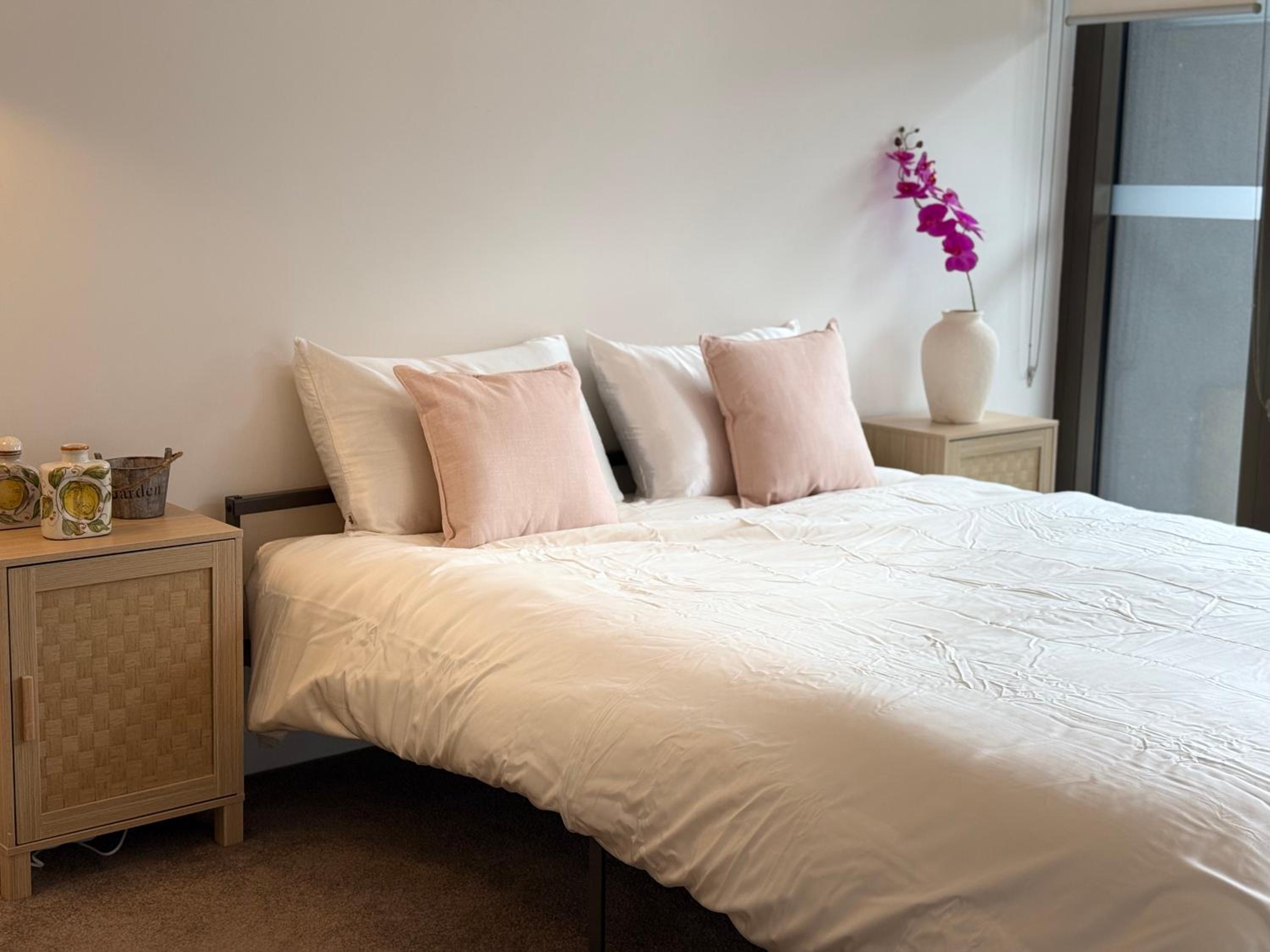 High Ceiling 6 Beds Private Garden Oasis 1min to Stadiums & Parking