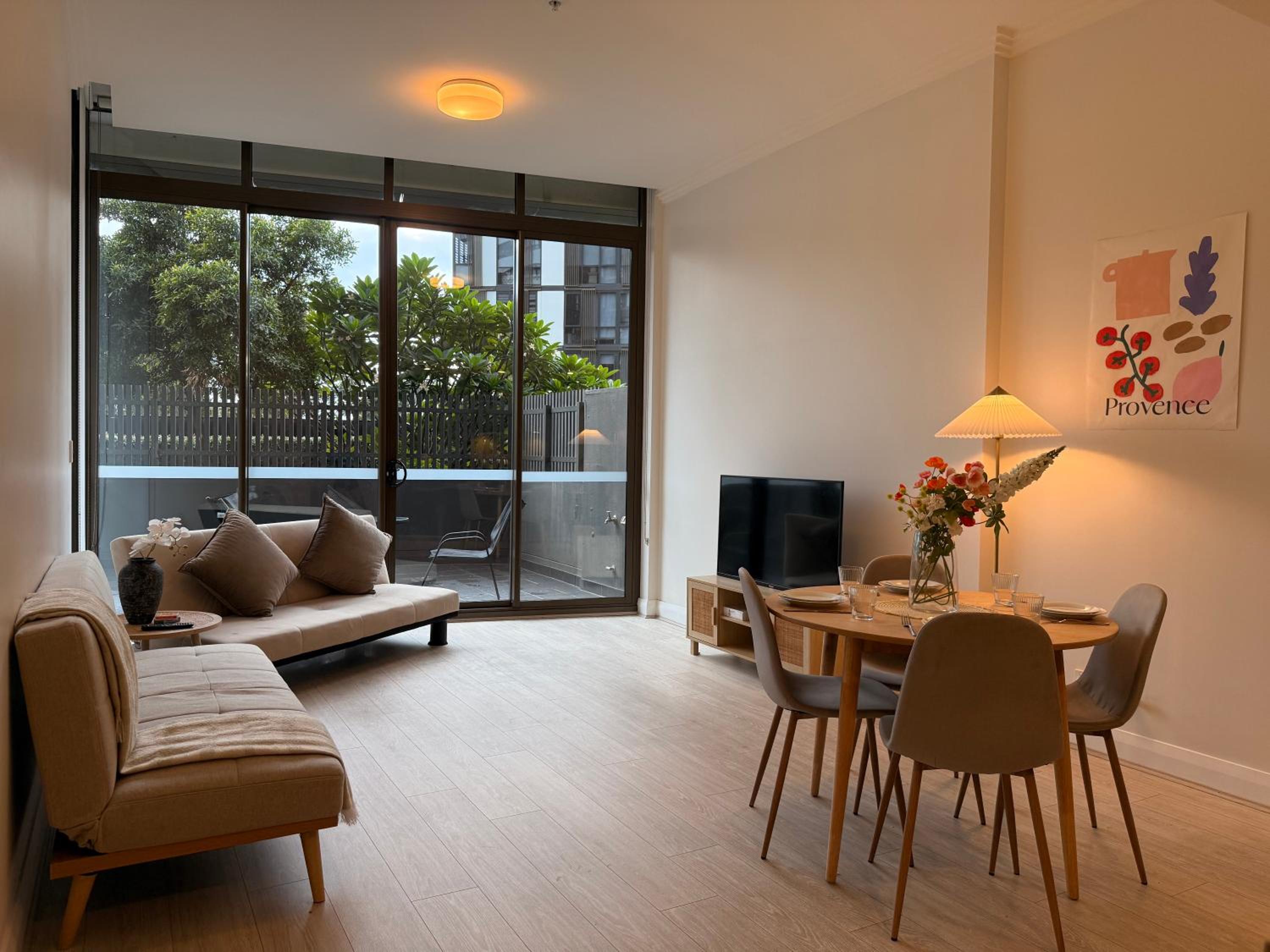 High Ceiling 6 Beds Private Garden Oasis 1min to Stadiums & Parking