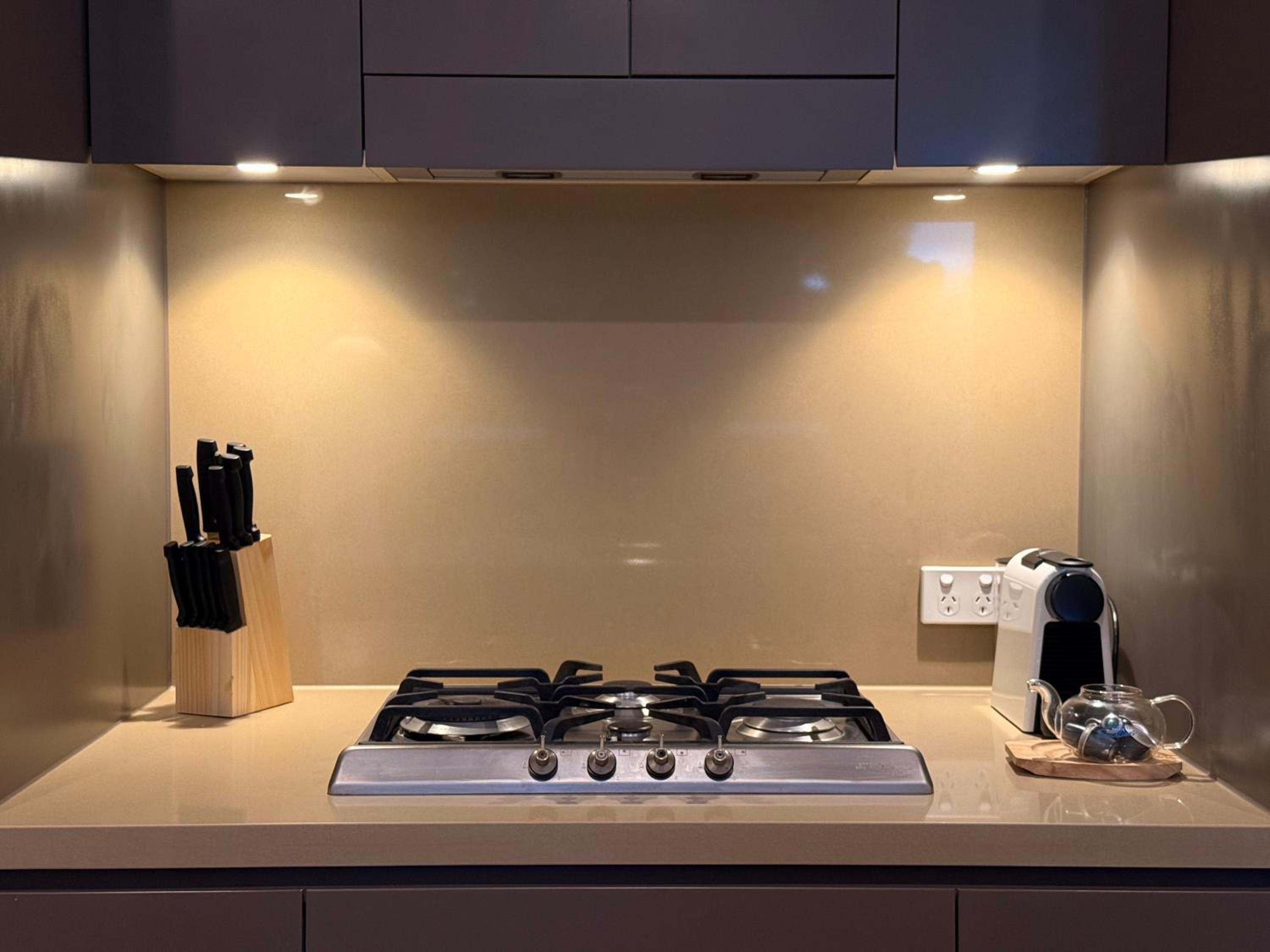 High Ceiling 6 Beds Private Garden Oasis 1min to Stadiums & Parking