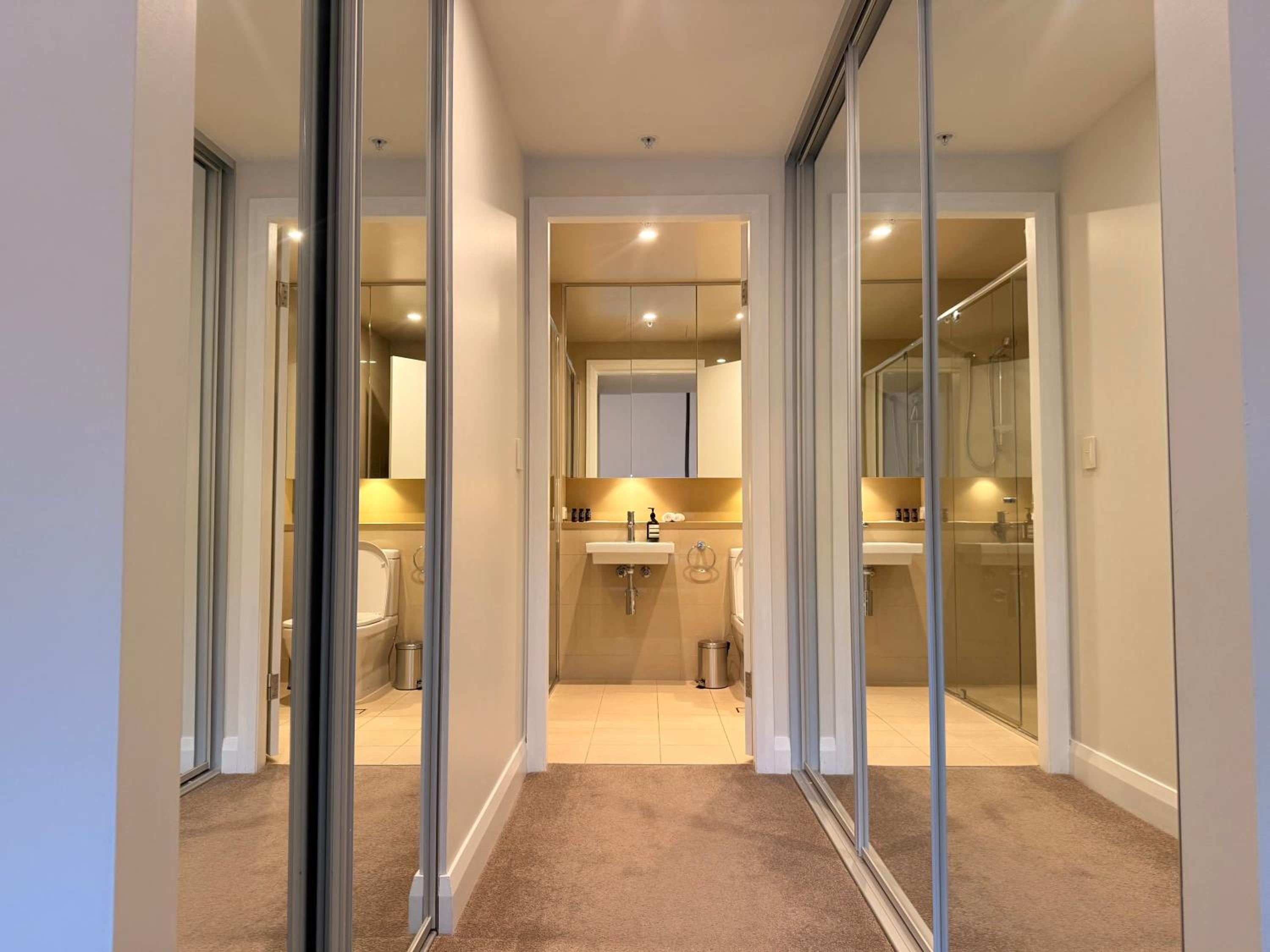 High Ceiling 6 Beds Private Garden Oasis 1min to Stadiums & Parking