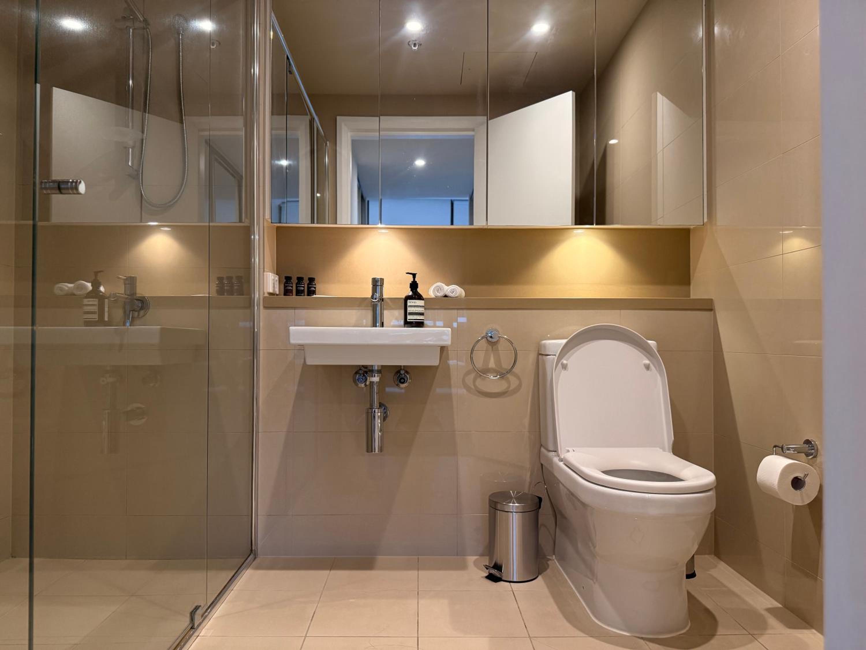 High Ceiling 6 Beds Private Garden Oasis 1min to Stadiums & Parking