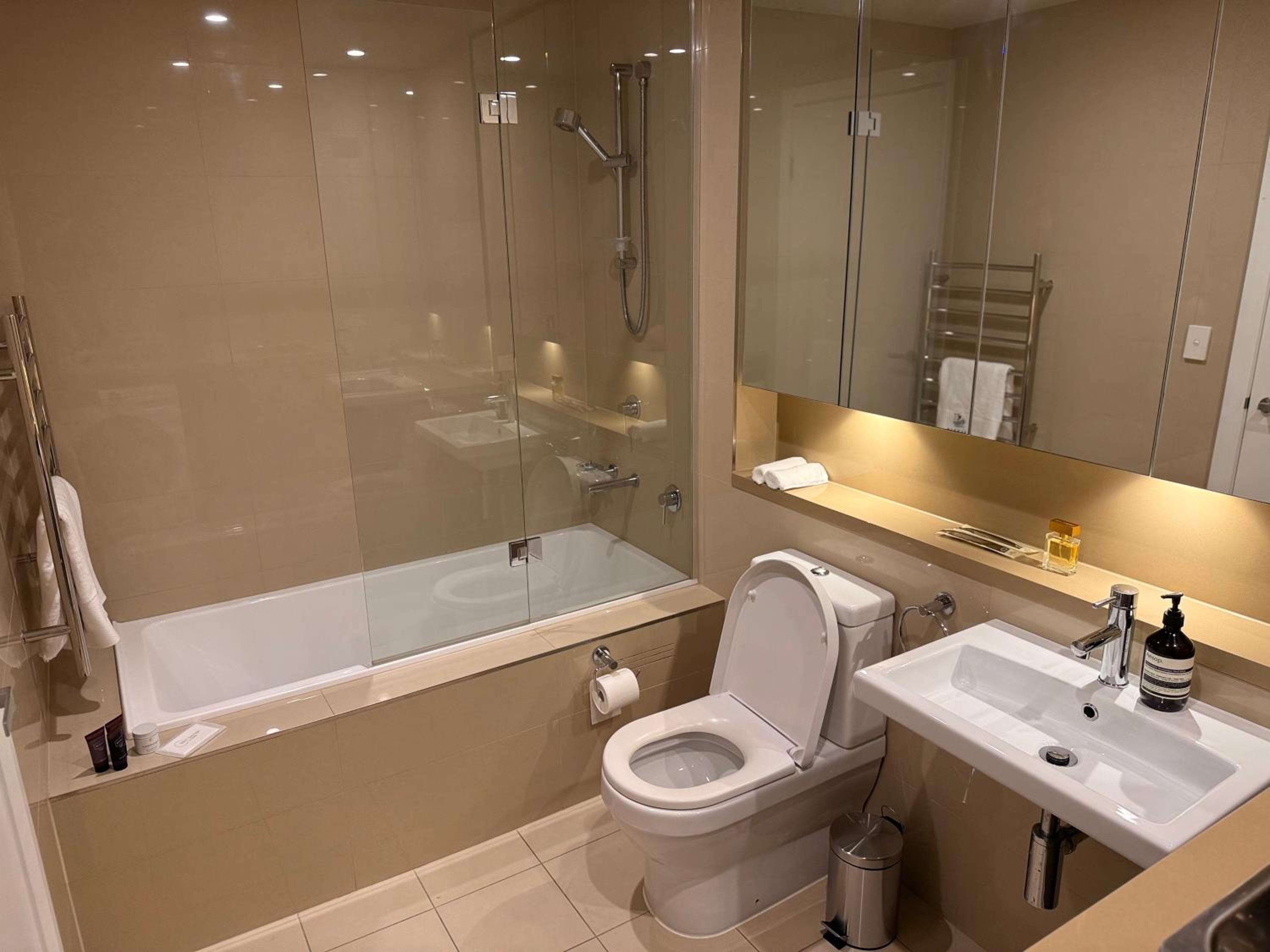 High Ceiling 6 Beds Private Garden Oasis 1min to Stadiums & Parking
