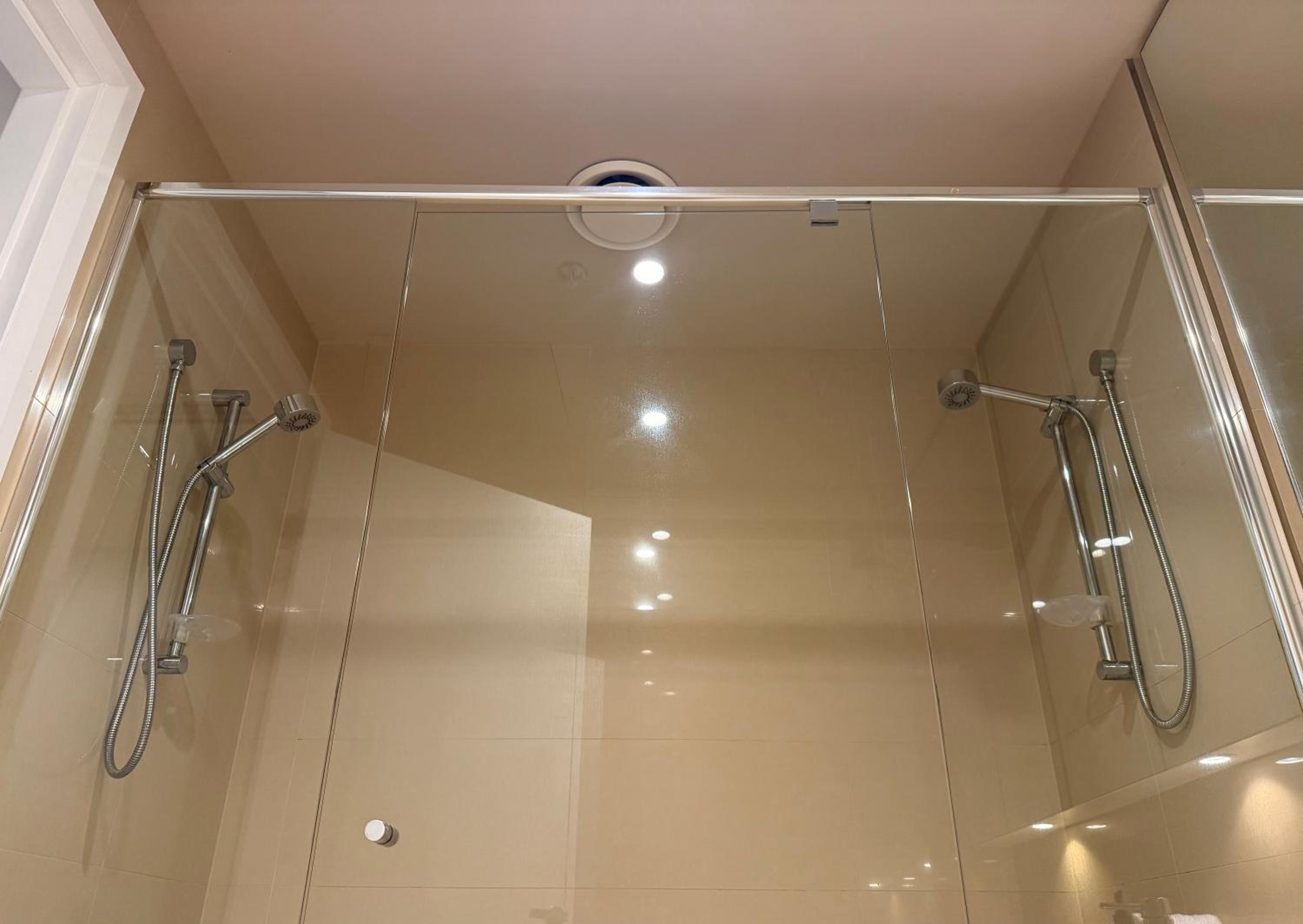 High Ceiling 6 Beds Private Garden Oasis 1min to Stadiums & Parking