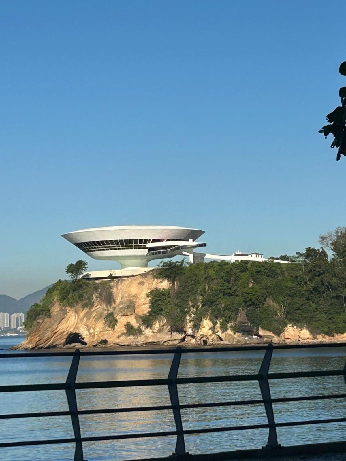 Uni Home 113 - COM ESTACIONAMENTO GRATUITO - Studio moderno e novo perto do MAC - Boa Viagem