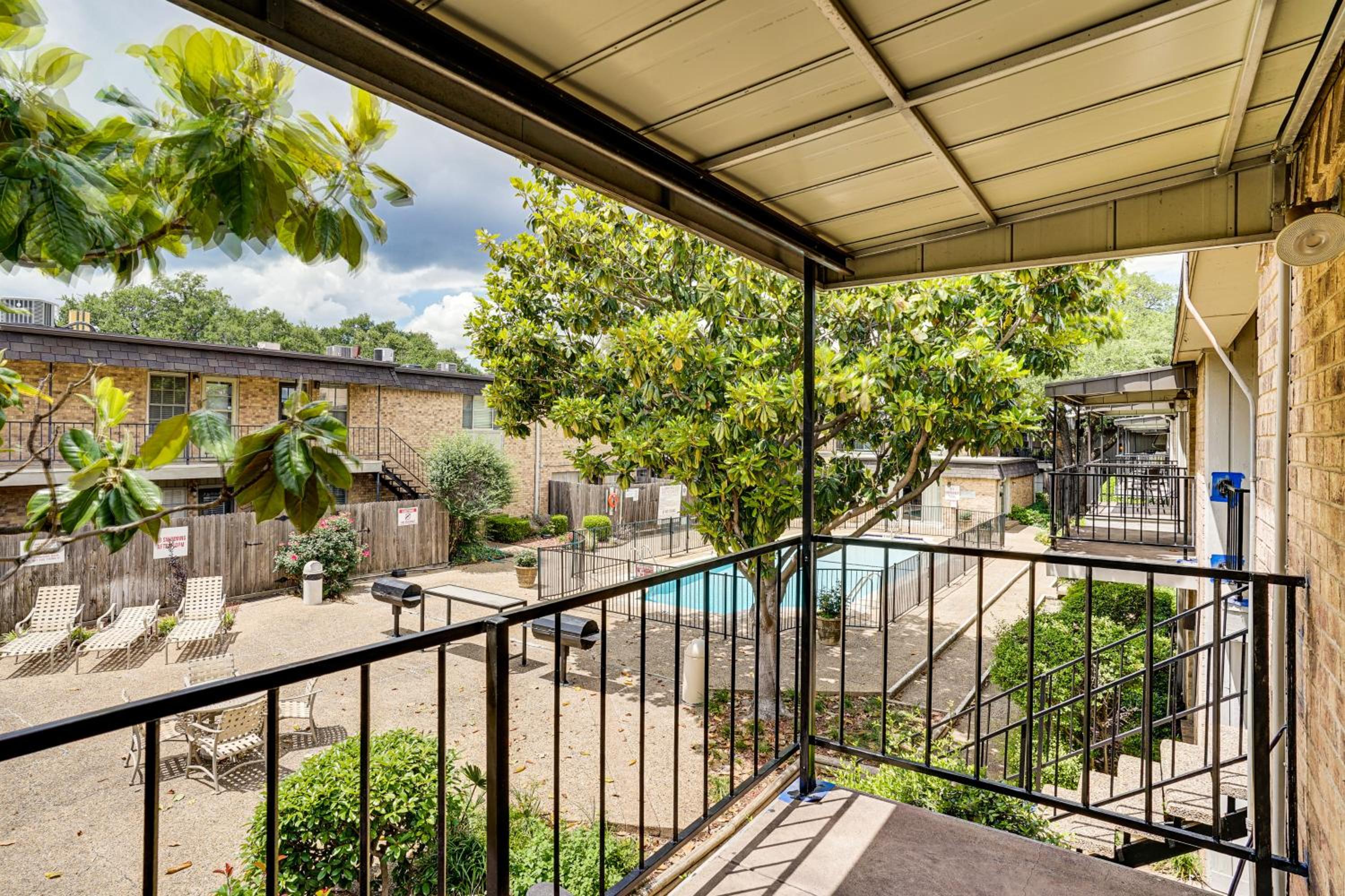 Condo 9 Mi to Dtwn Dallas BBQ By the Pool!