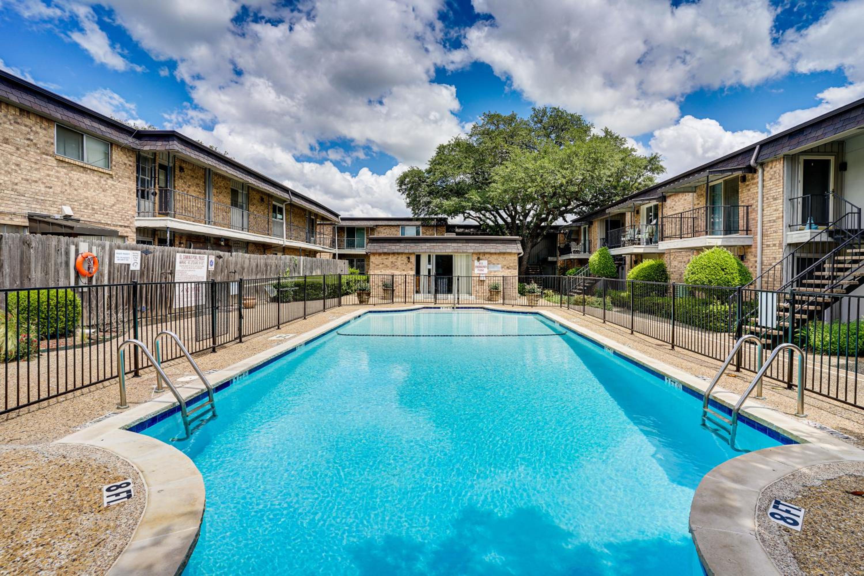 Condo 9 Mi to Dtwn Dallas BBQ By the Pool!