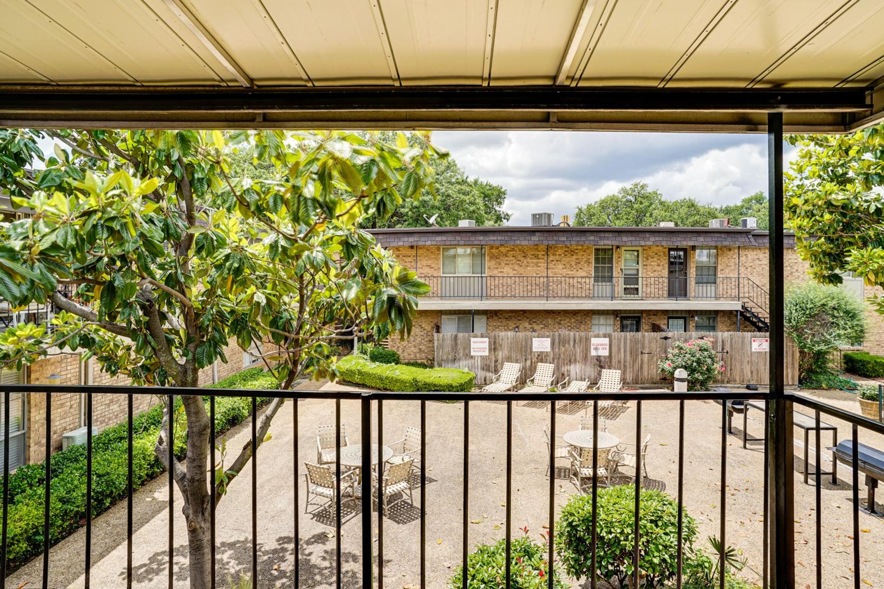 Condo 9 Mi to Dtwn Dallas BBQ By the Pool!