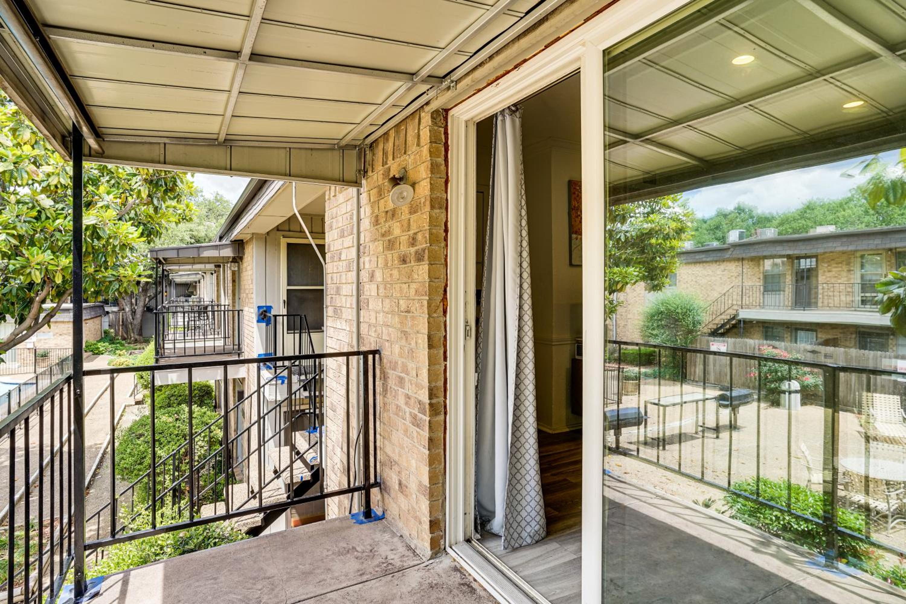 Condo 9 Mi to Dtwn Dallas BBQ By the Pool!
