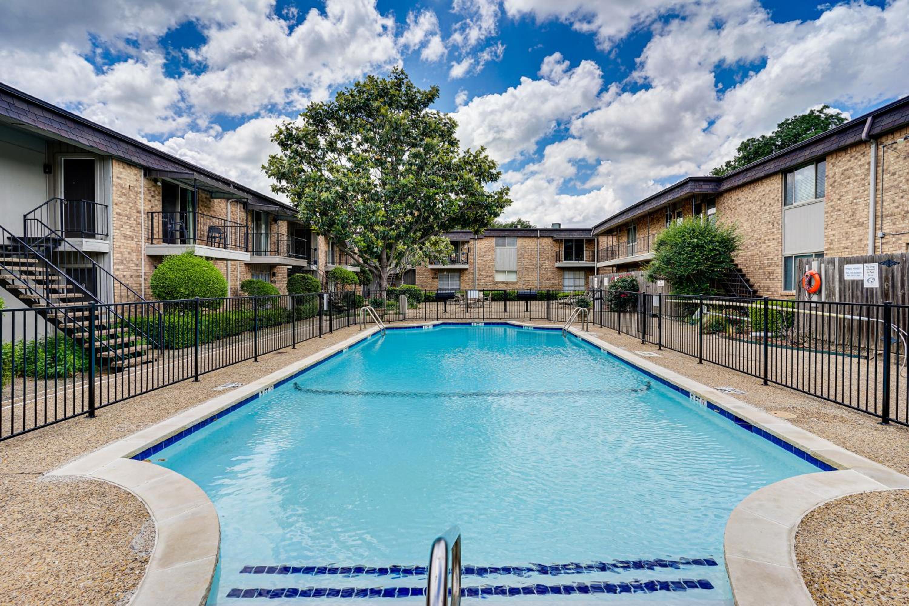 Condo 9 Mi to Dtwn Dallas BBQ By the Pool!