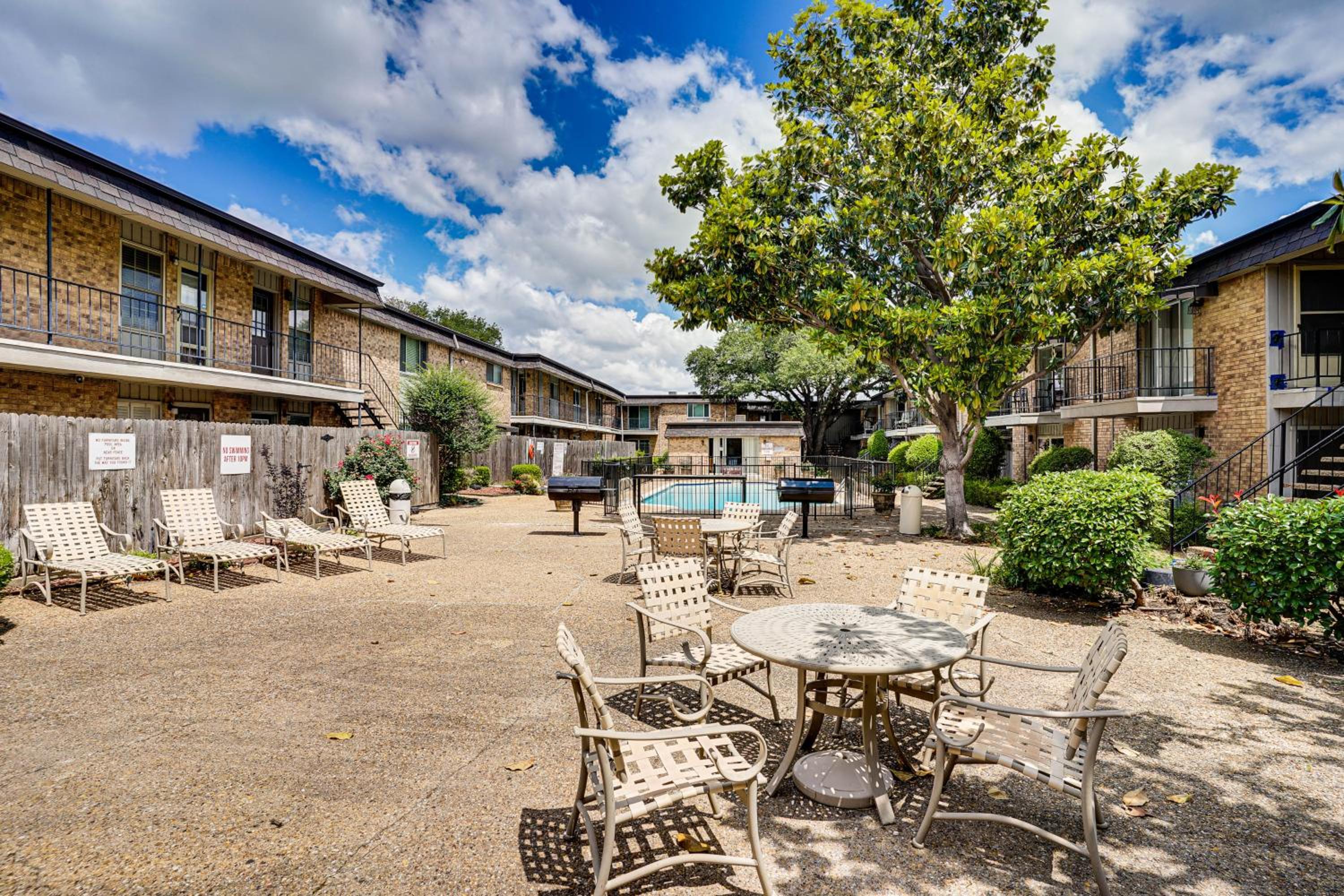 Condo 9 Mi to Dtwn Dallas BBQ By the Pool!