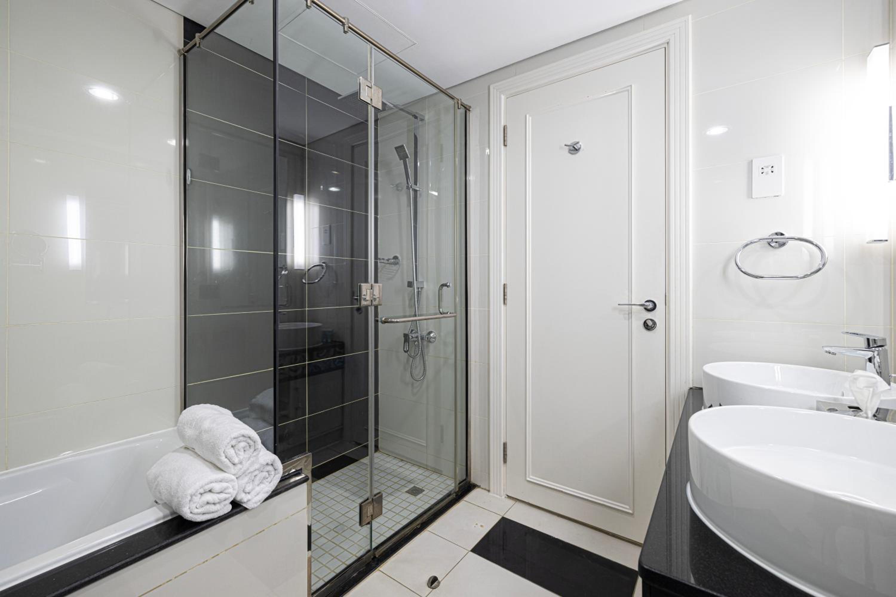 Damac Maison Mall Street! 2 Bedroom, 1-minute to Dubai Mall!