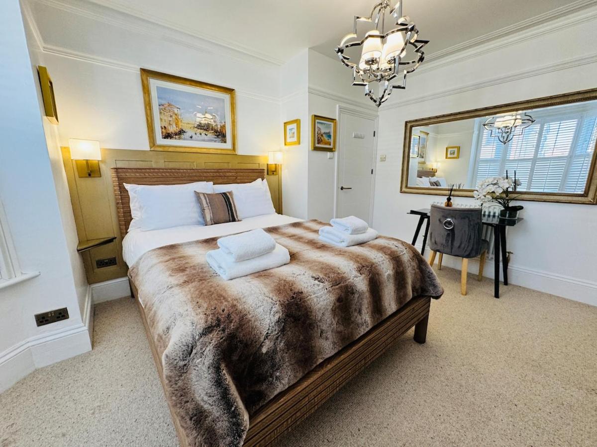 Luxury Designer 2-Bedroom Apartment with Private Garden & Free Parking