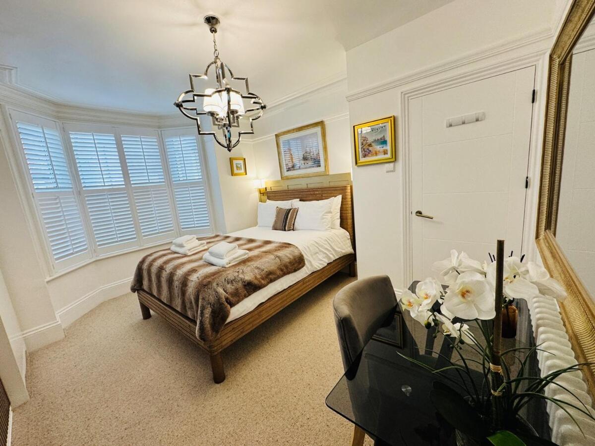 Luxury Designer 2-Bedroom Apartment with Private Garden & Free Parking