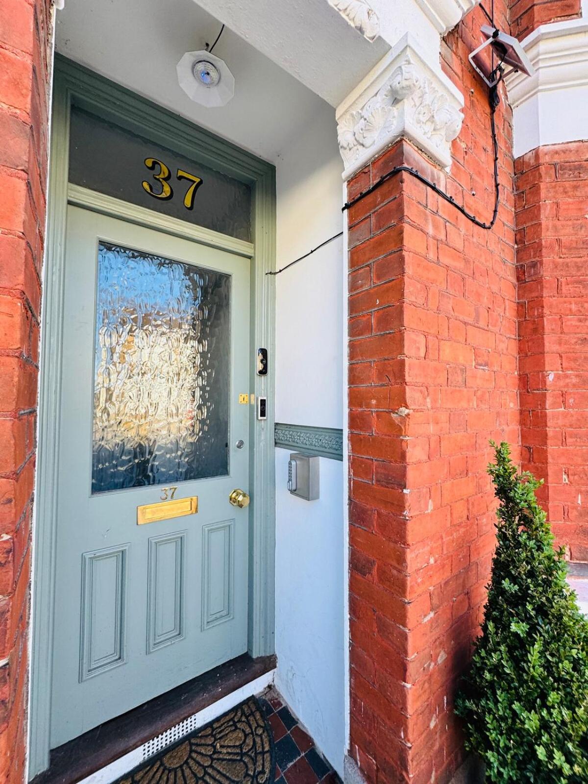 Luxury Designer 2-Bedroom Apartment with Private Garden & Free Parking