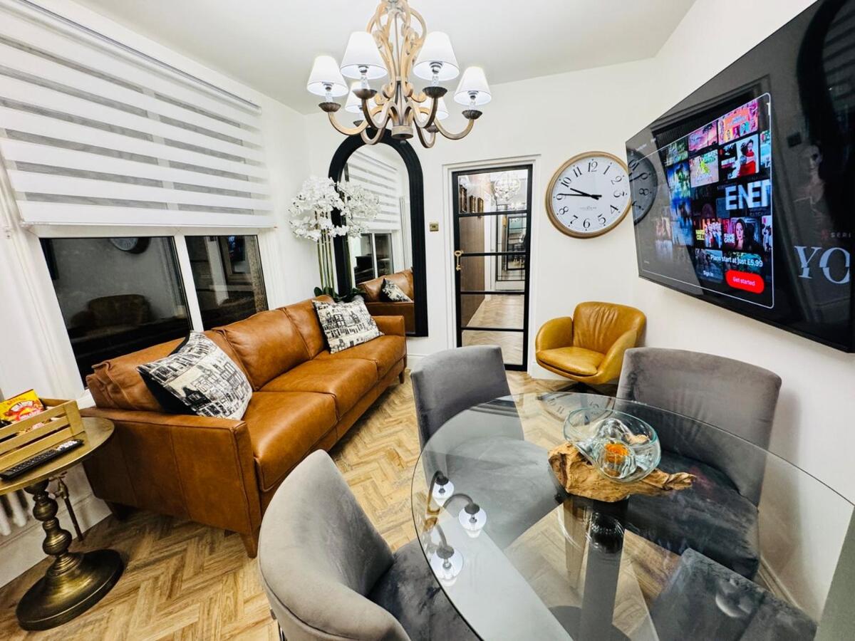 Luxury Designer 2-Bedroom Apartment with Private Garden & Free Parking