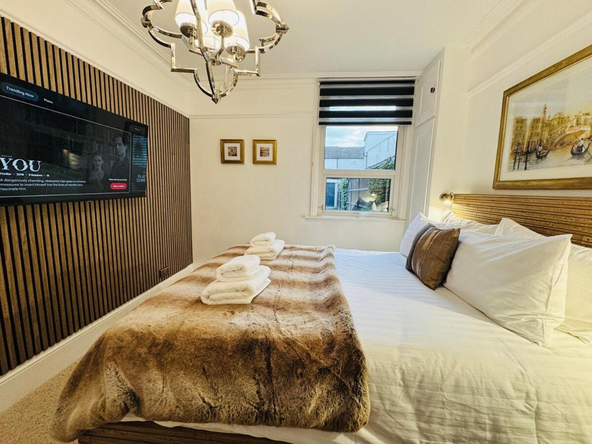 Luxury Designer 2-Bedroom Apartment with Private Garden & Free Parking