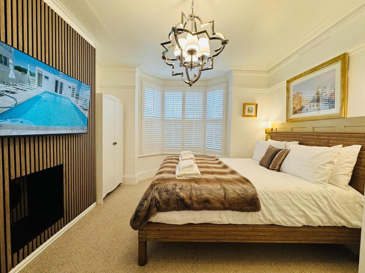 Luxury Designer 2-Bedroom Apartment with Private Garden & Free Parking