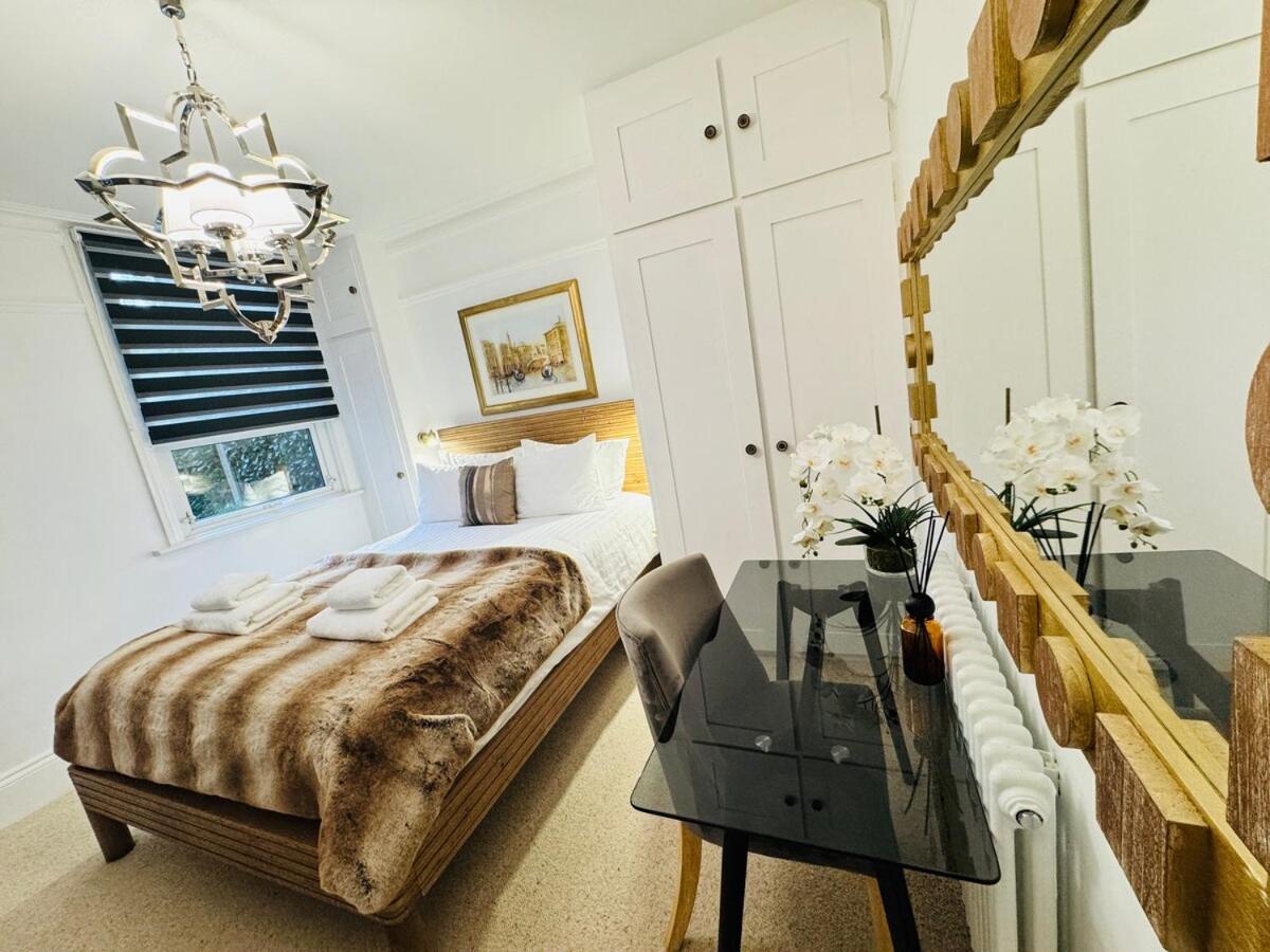 Luxury Designer 2-Bedroom Apartment with Private Garden & Free Parking