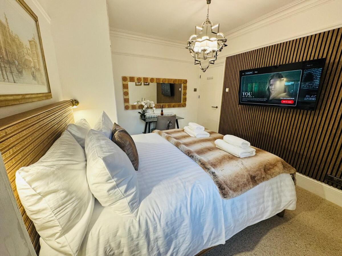 Luxury Designer 2-Bedroom Apartment with Private Garden & Free Parking