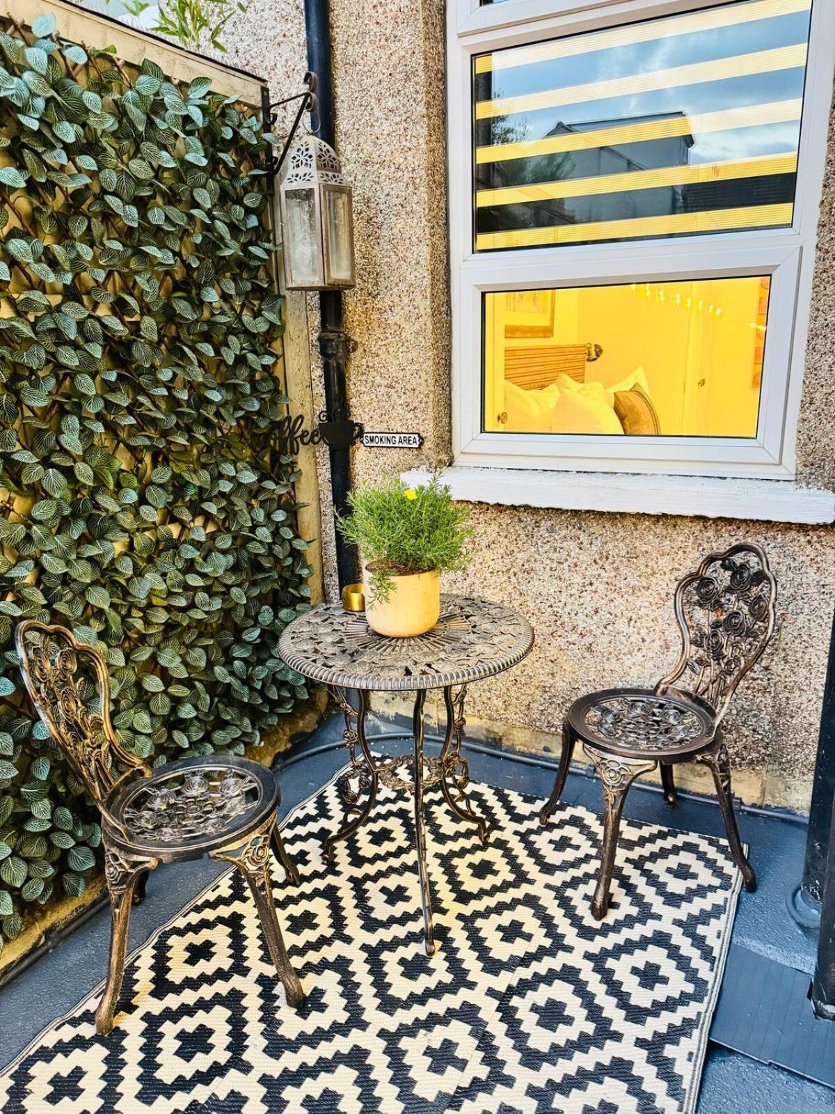 Luxury Designer 2-Bedroom Apartment with Private Garden & Free Parking