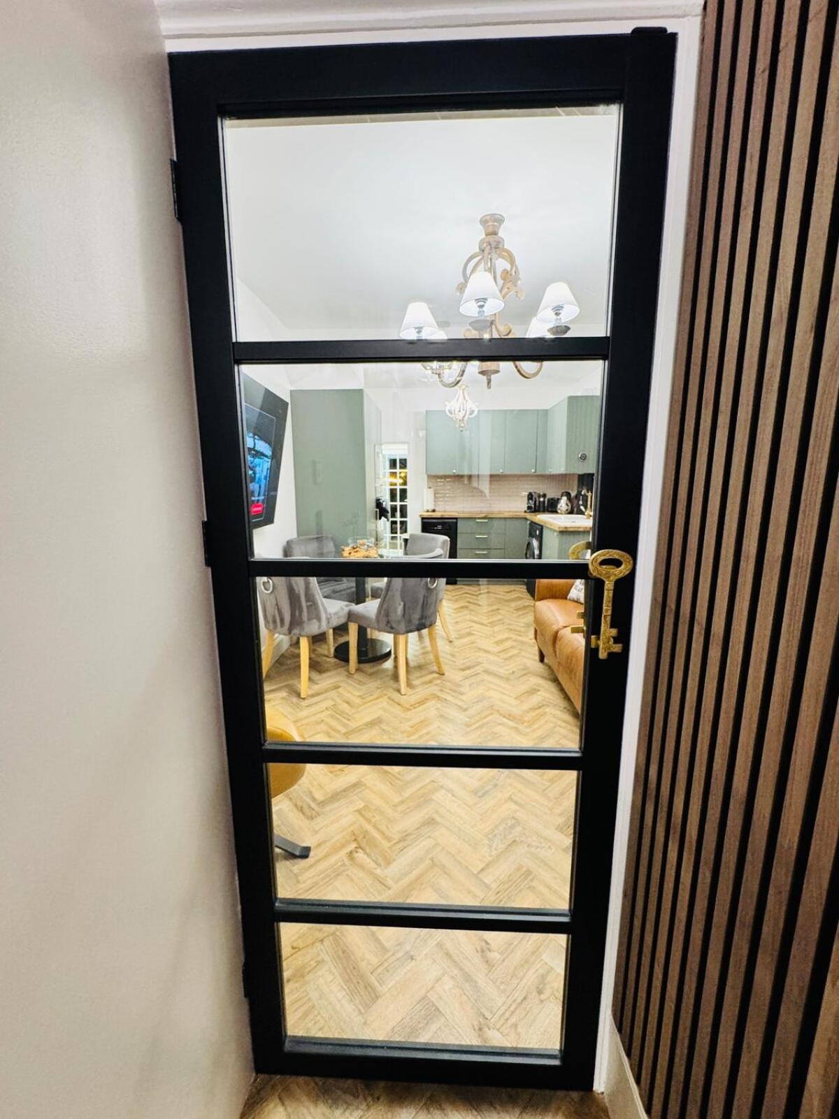 Luxury Designer 2-Bedroom Apartment with Private Garden & Free Parking