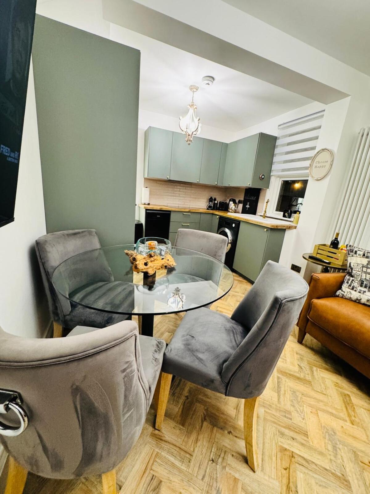 Luxury Designer 2-Bedroom Apartment with Private Garden & Free Parking