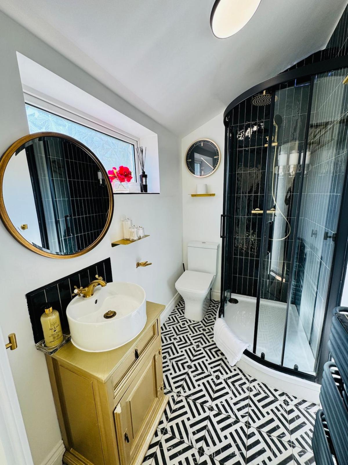 Luxury Designer 2-Bedroom Apartment with Private Garden & Free Parking