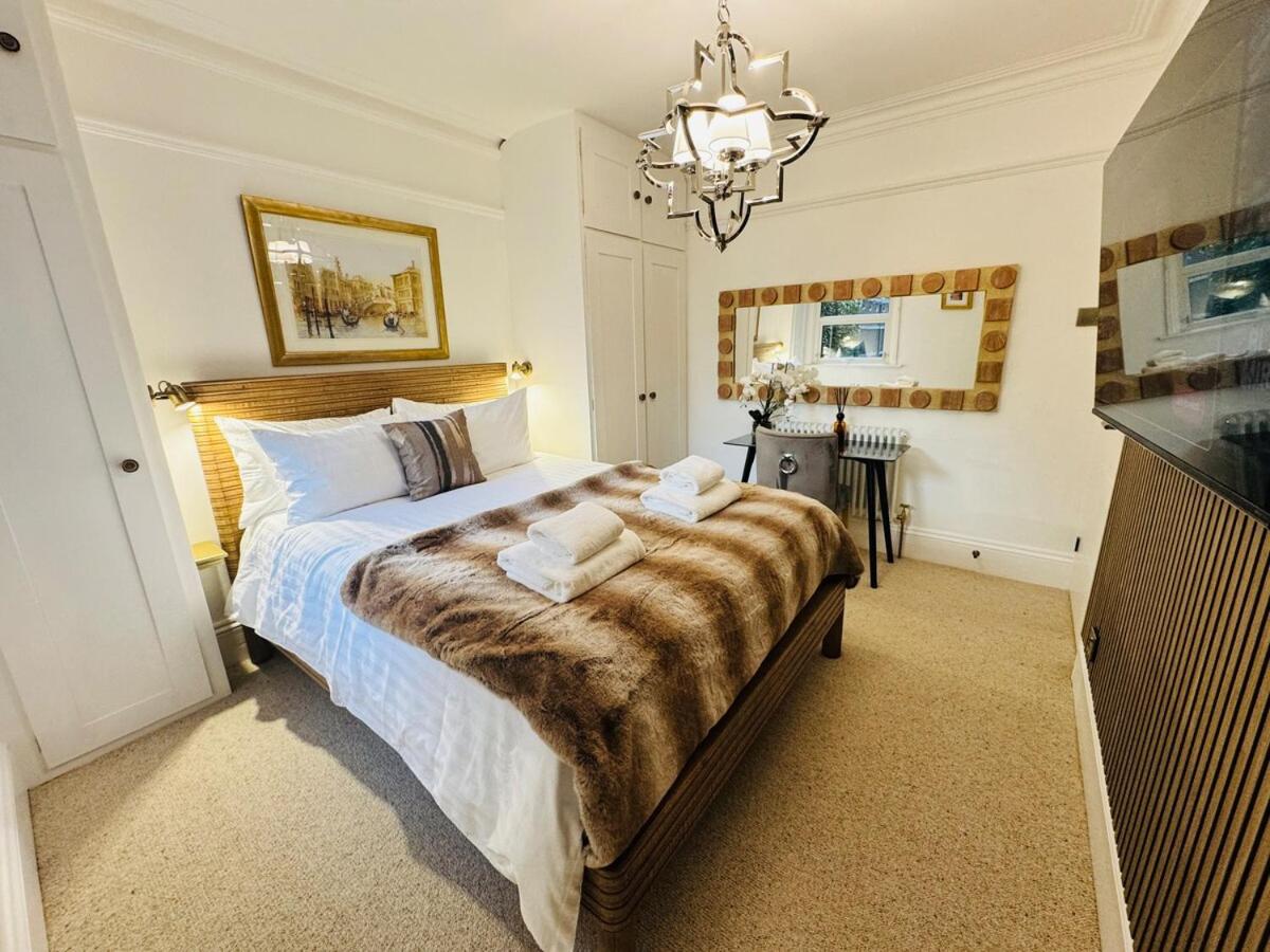 Luxury Designer 2-Bedroom Apartment with Private Garden & Free Parking