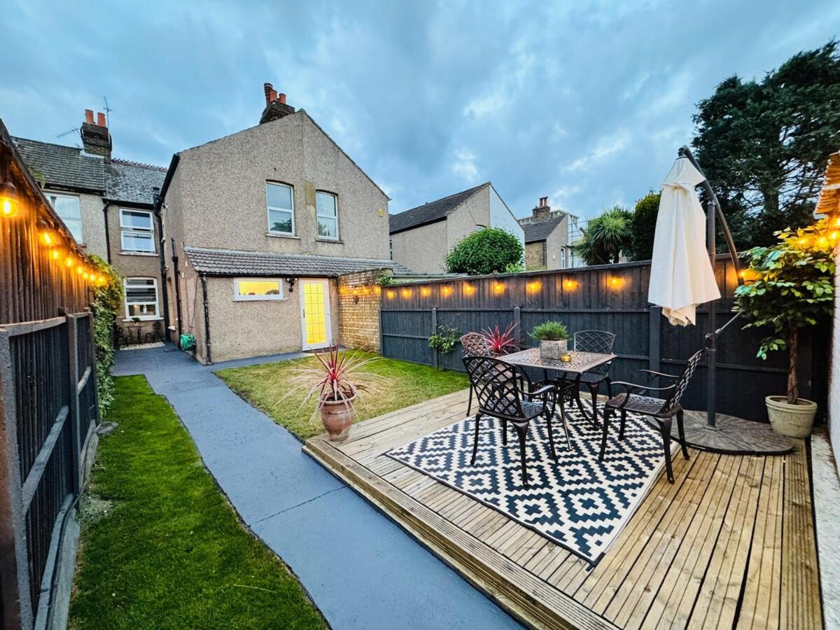 Luxury Designer 2-Bedroom Apartment with Private Garden & Free Parking