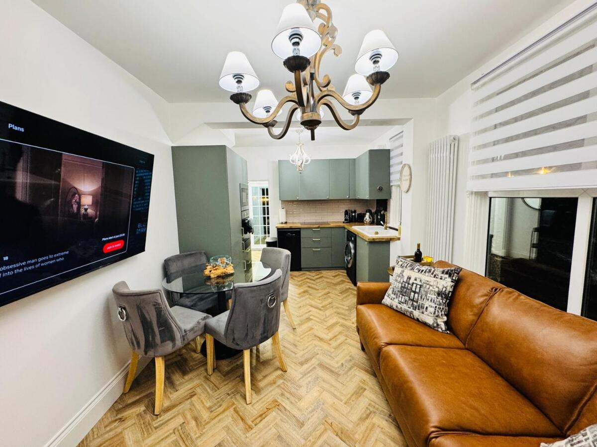 Luxury Designer 2-Bedroom Apartment with Private Garden & Free Parking