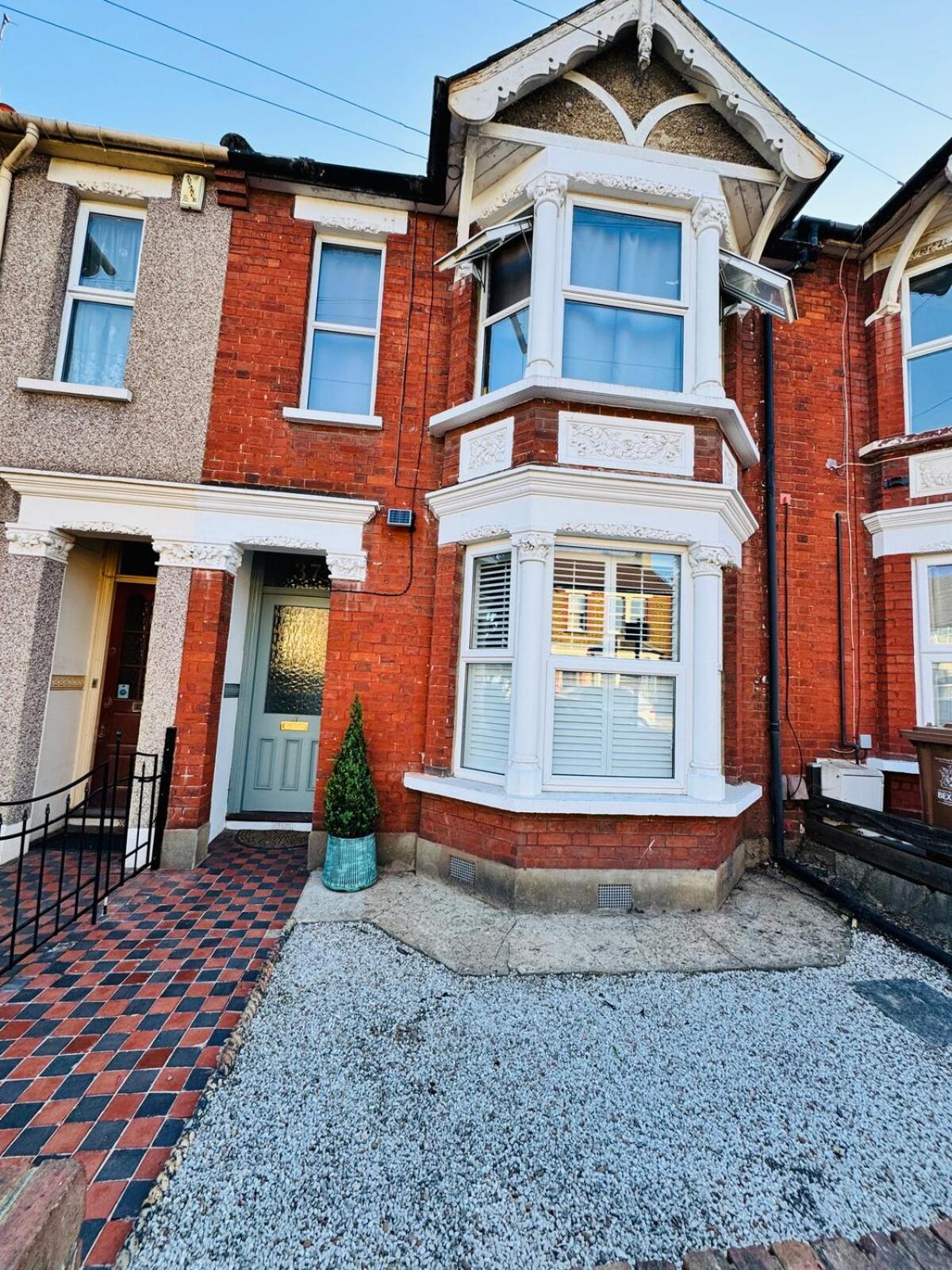 Luxury Designer 2-Bedroom Apartment with Private Garden & Free Parking