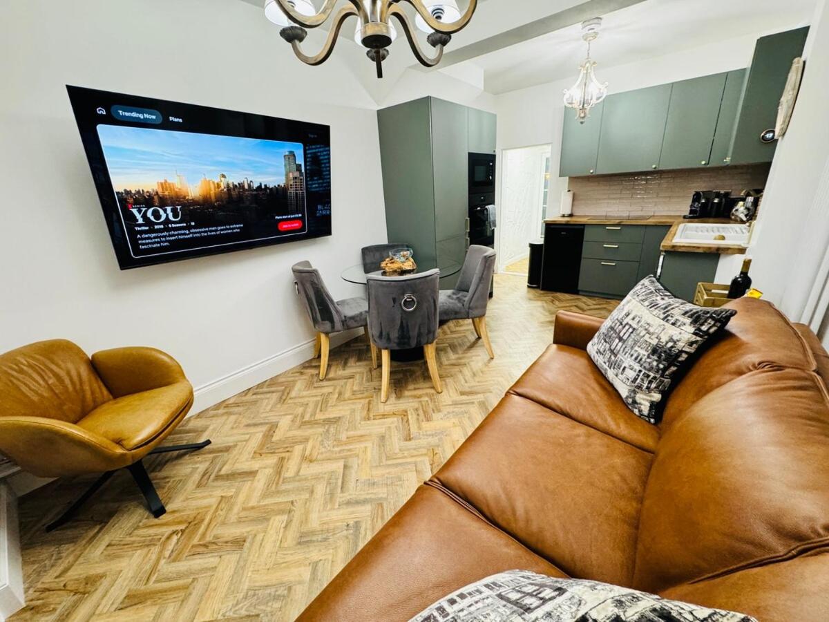Luxury Designer 2-Bedroom Apartment with Private Garden & Free Parking